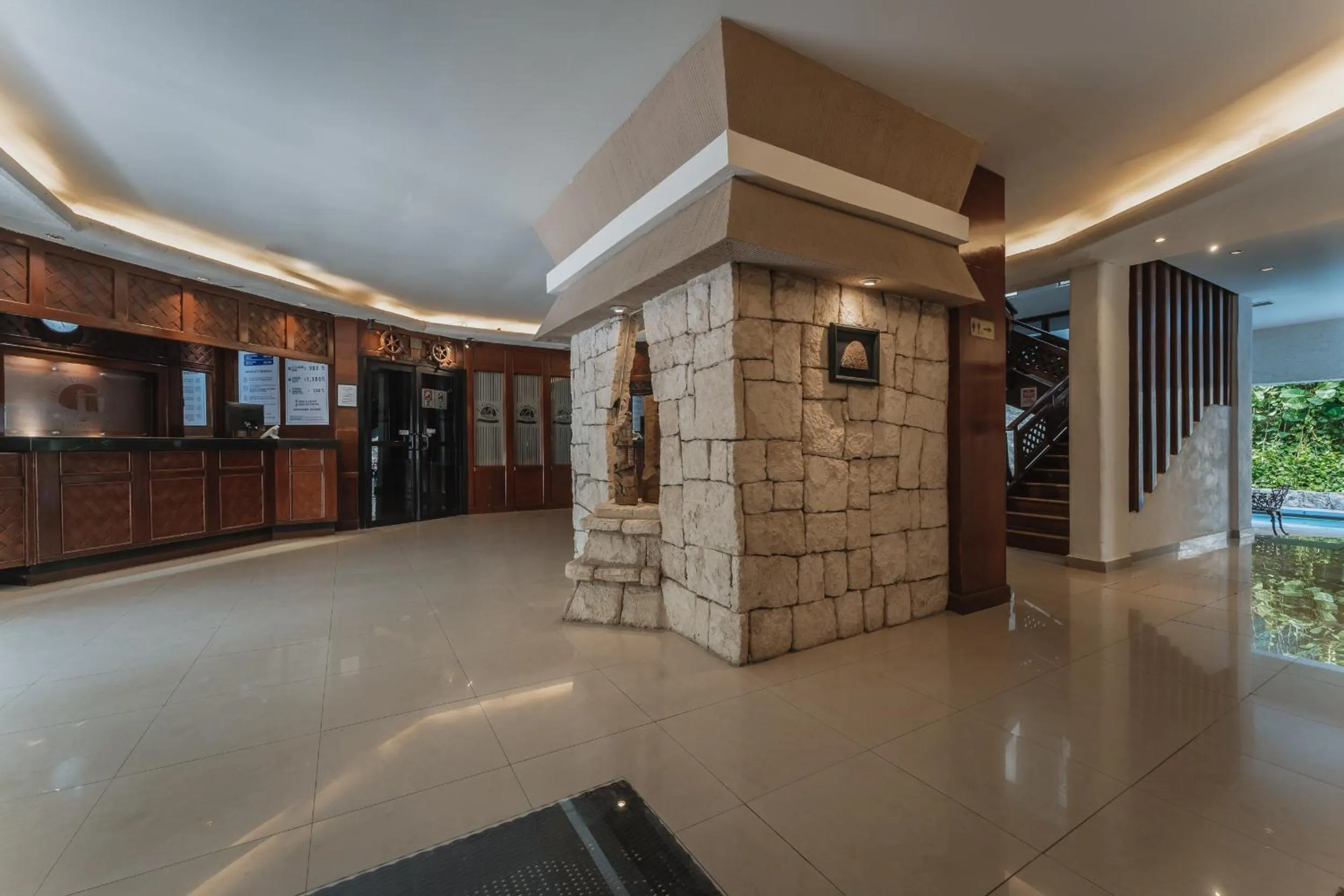 Lobby or reception in Hotel Plaza Kokai Cancún