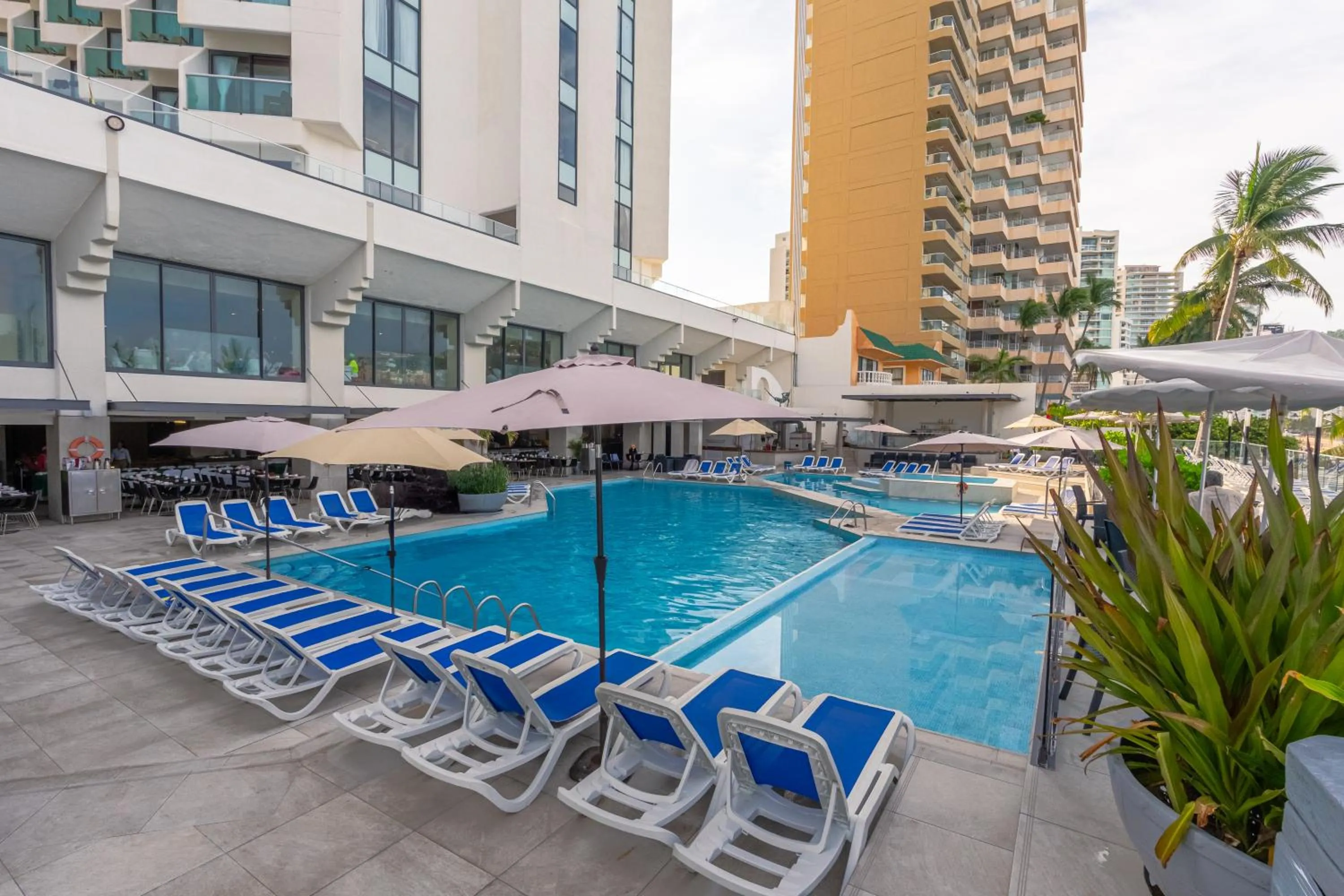 Swimming pool in Copacabana Beach Hotel Acapulco