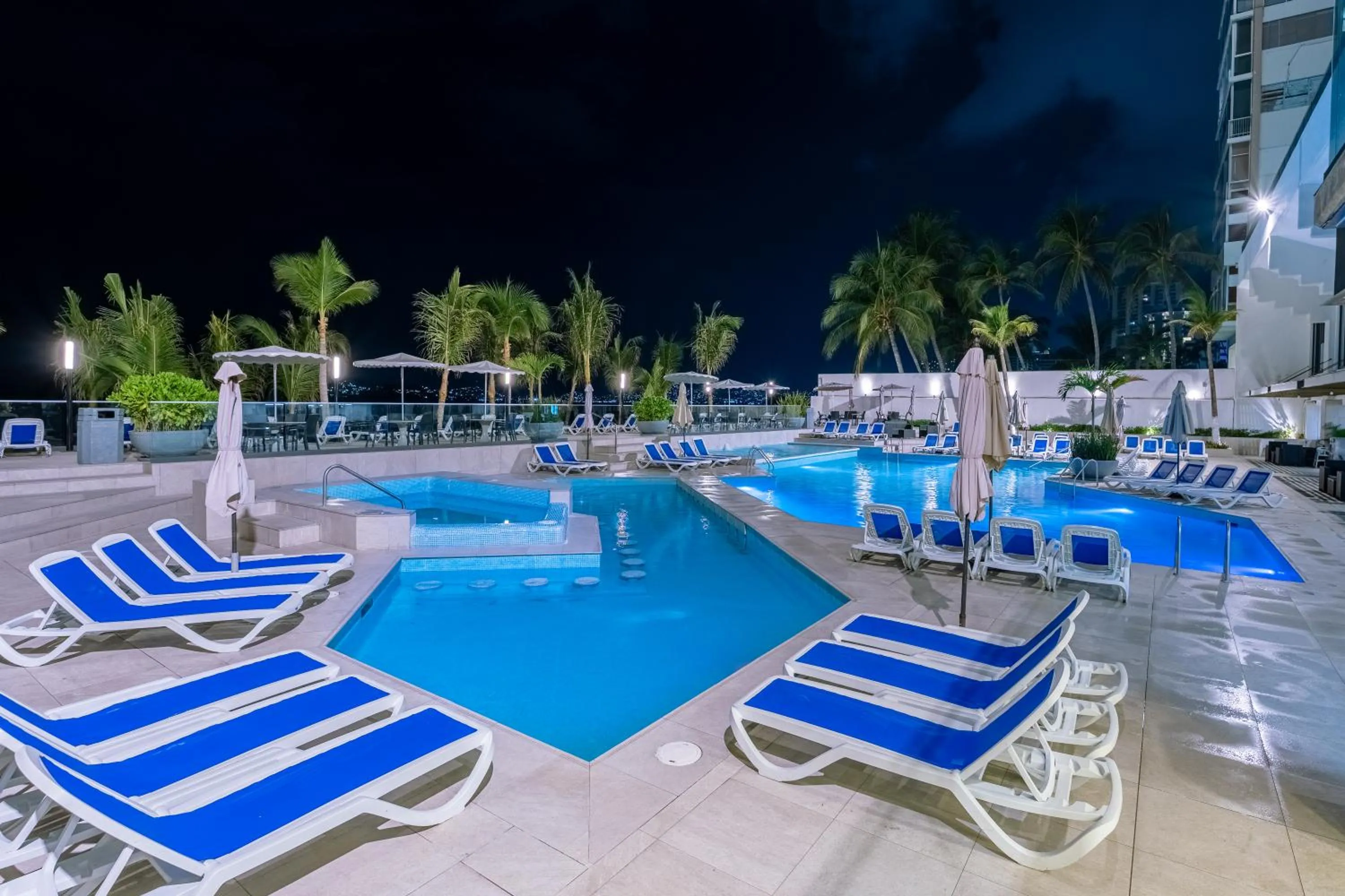 Swimming pool in Copacabana Beach Hotel Acapulco
