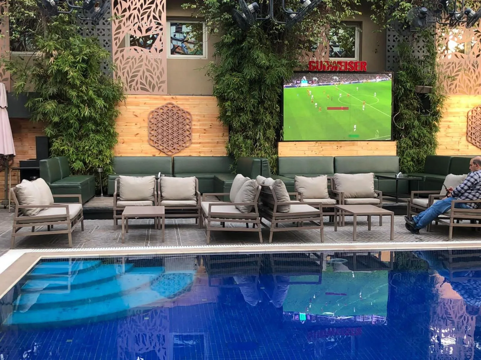 Restaurant/places to eat in The Blowfish Hotel