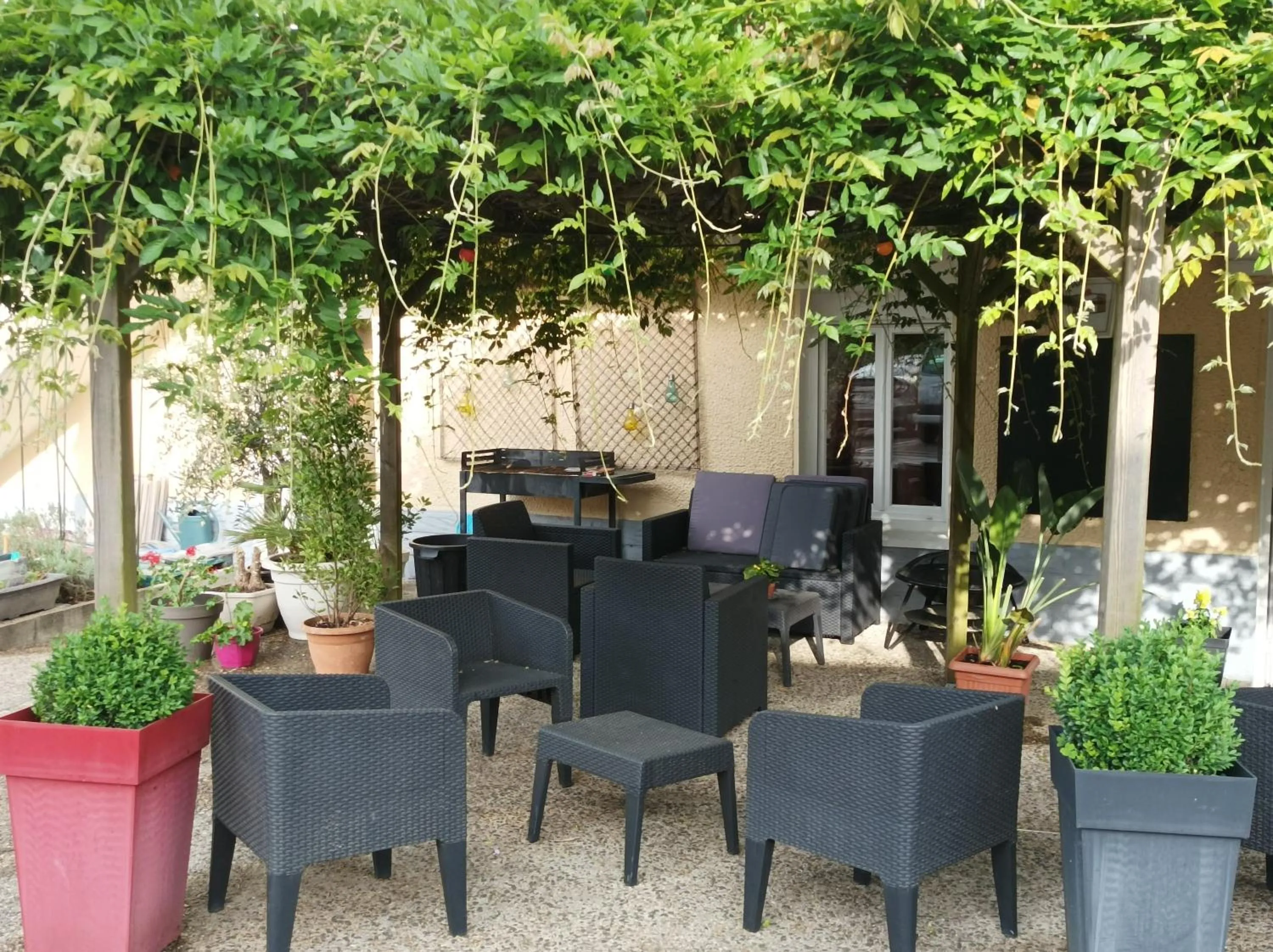 Patio in L' Auberge Campagnarde, Lourdes
