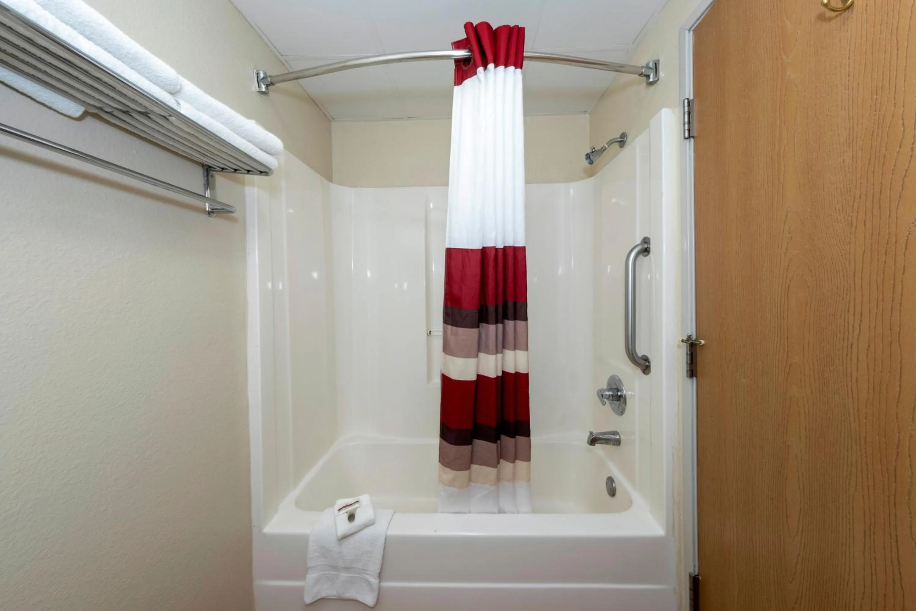 Bathroom in Red Roof Inn St Robert Ft Leonard Wood