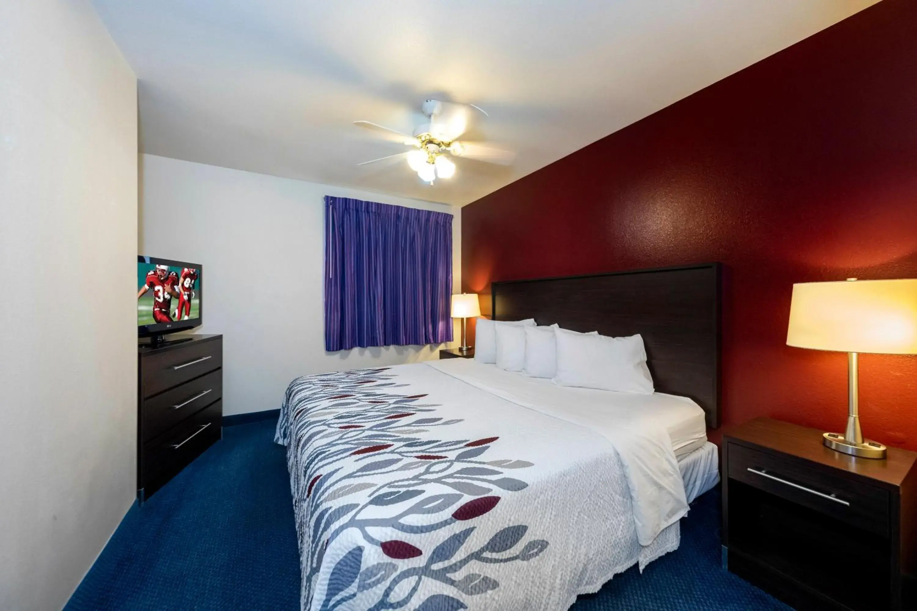 Superior King Larger Room Non-Smoking in Red Roof Inn St Robert Ft Leonard Wood Superior King Larger Room Non-Smoking in Red Roof Inn St Robert Ft Leonard Wood