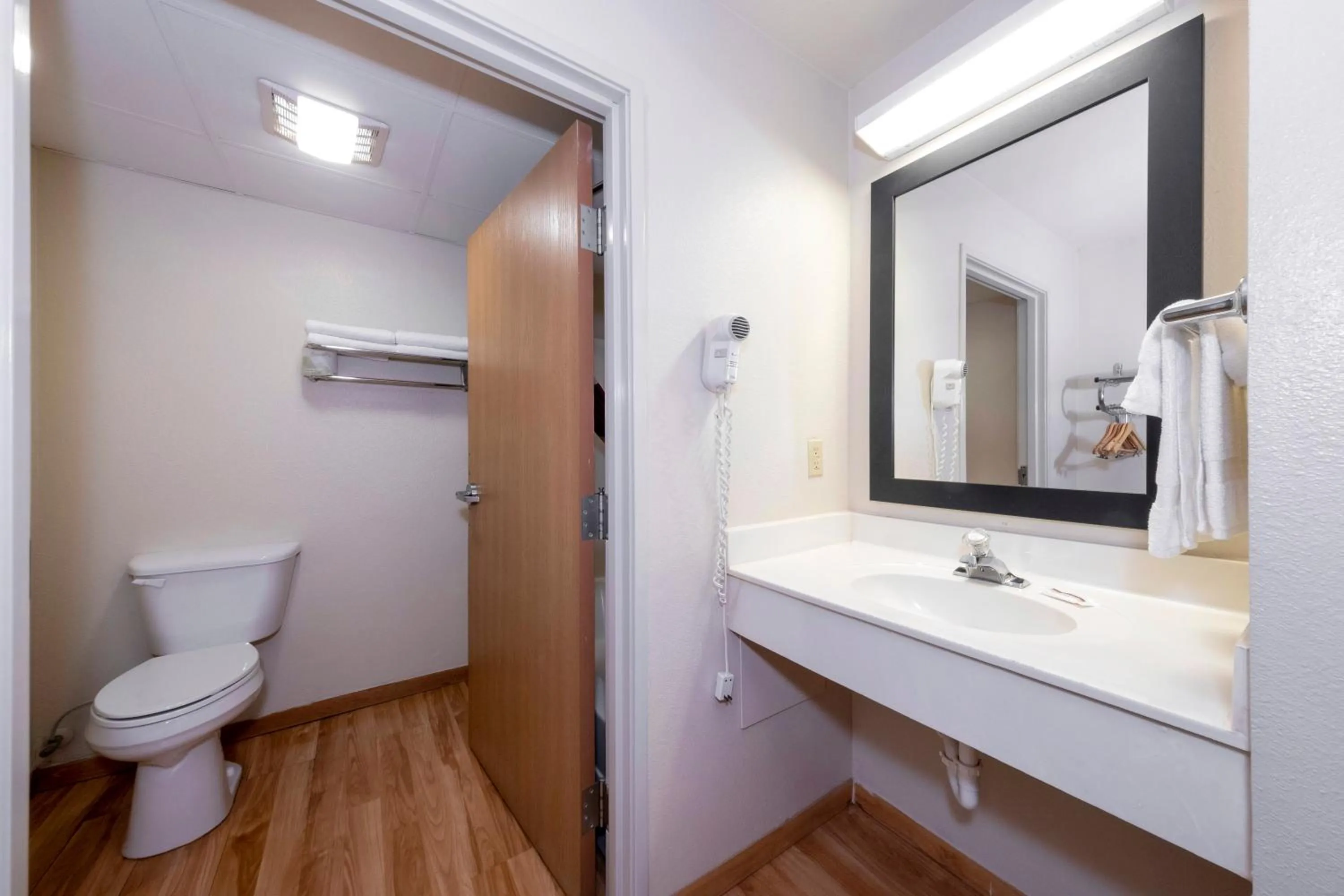 Bathroom in Red Roof Inn St Robert Ft Leonard Wood