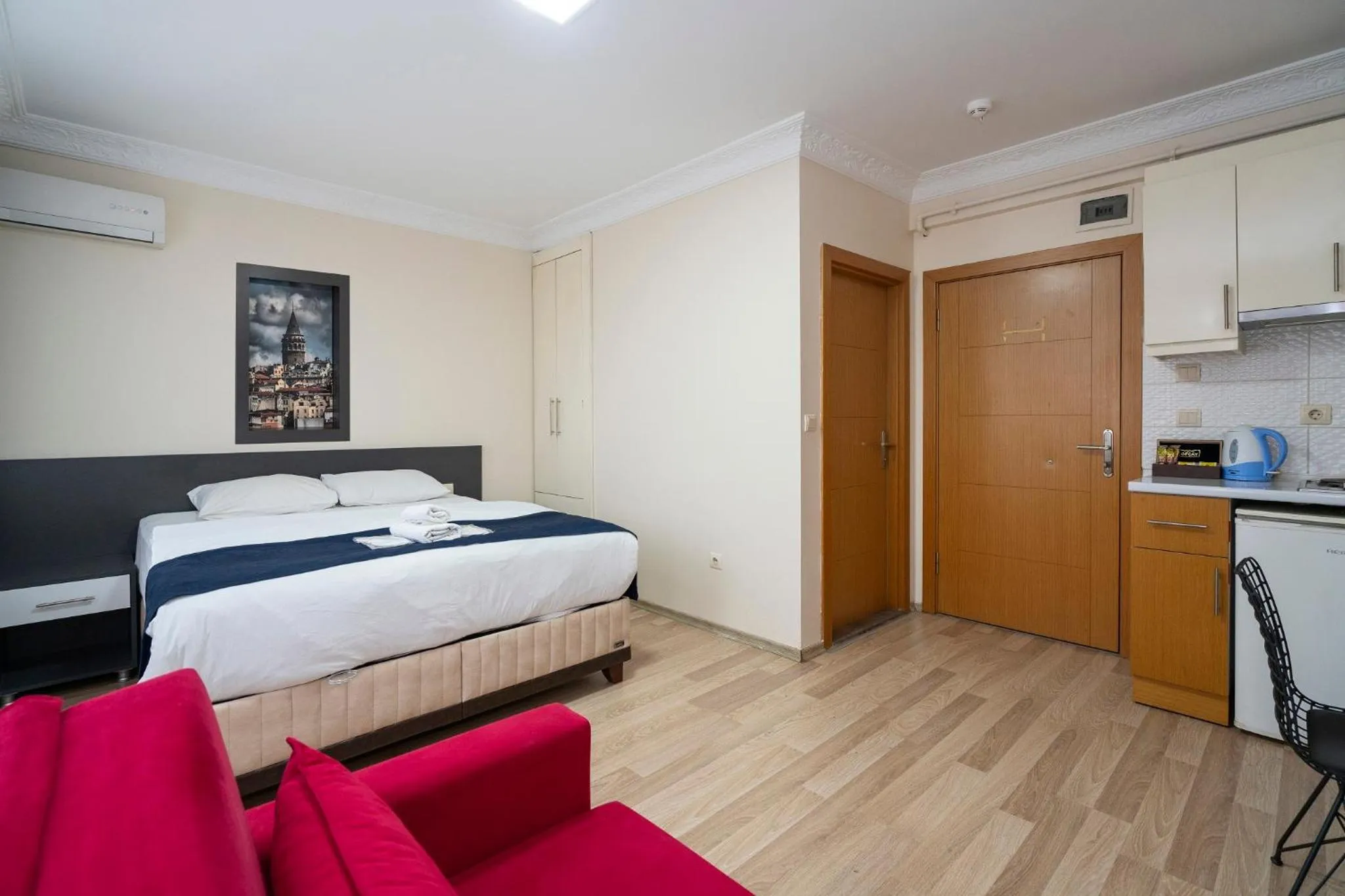 Photo of the whole room, Bed in Asteria House