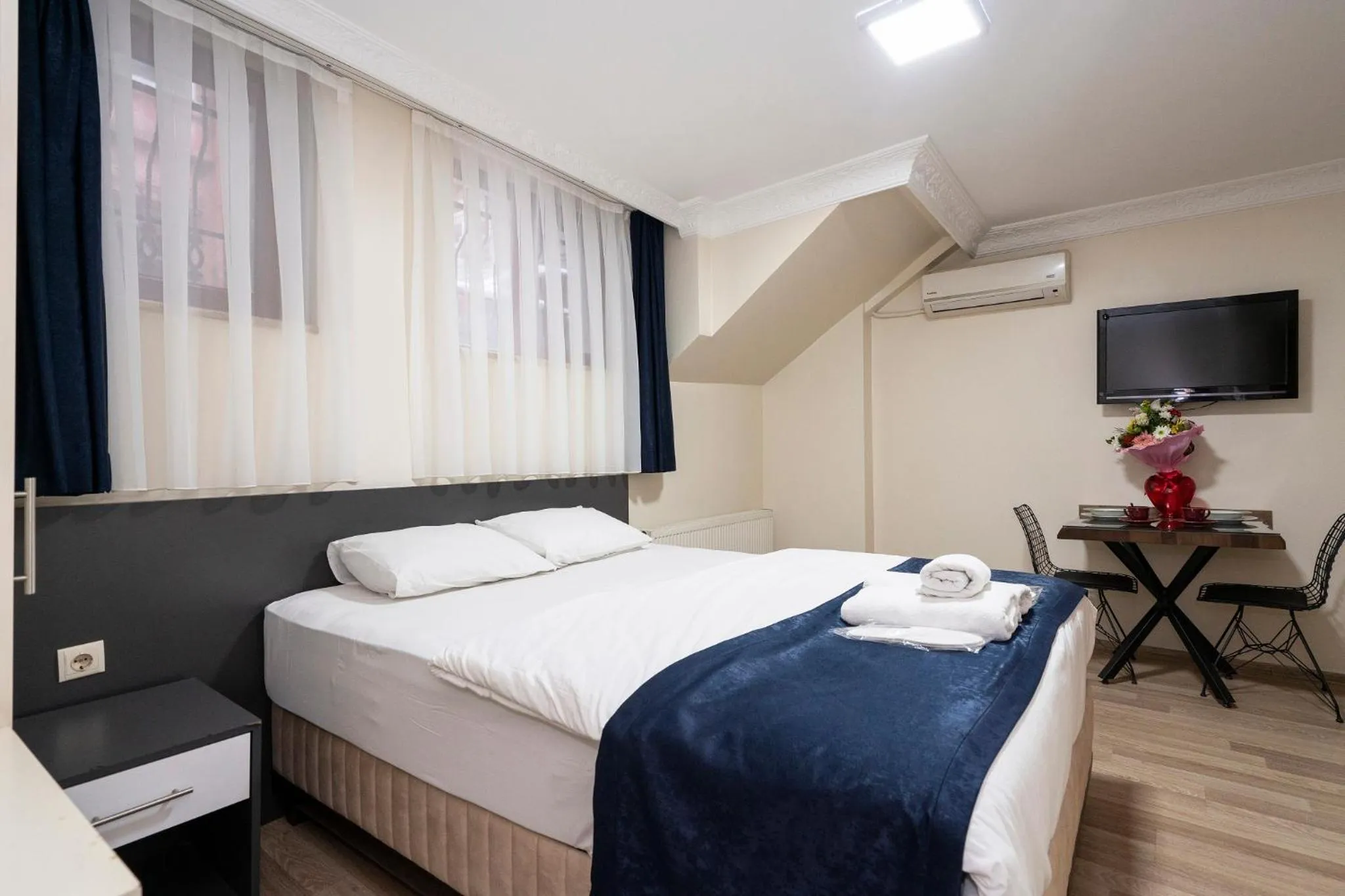 Photo of the whole room, Bed in Asteria House