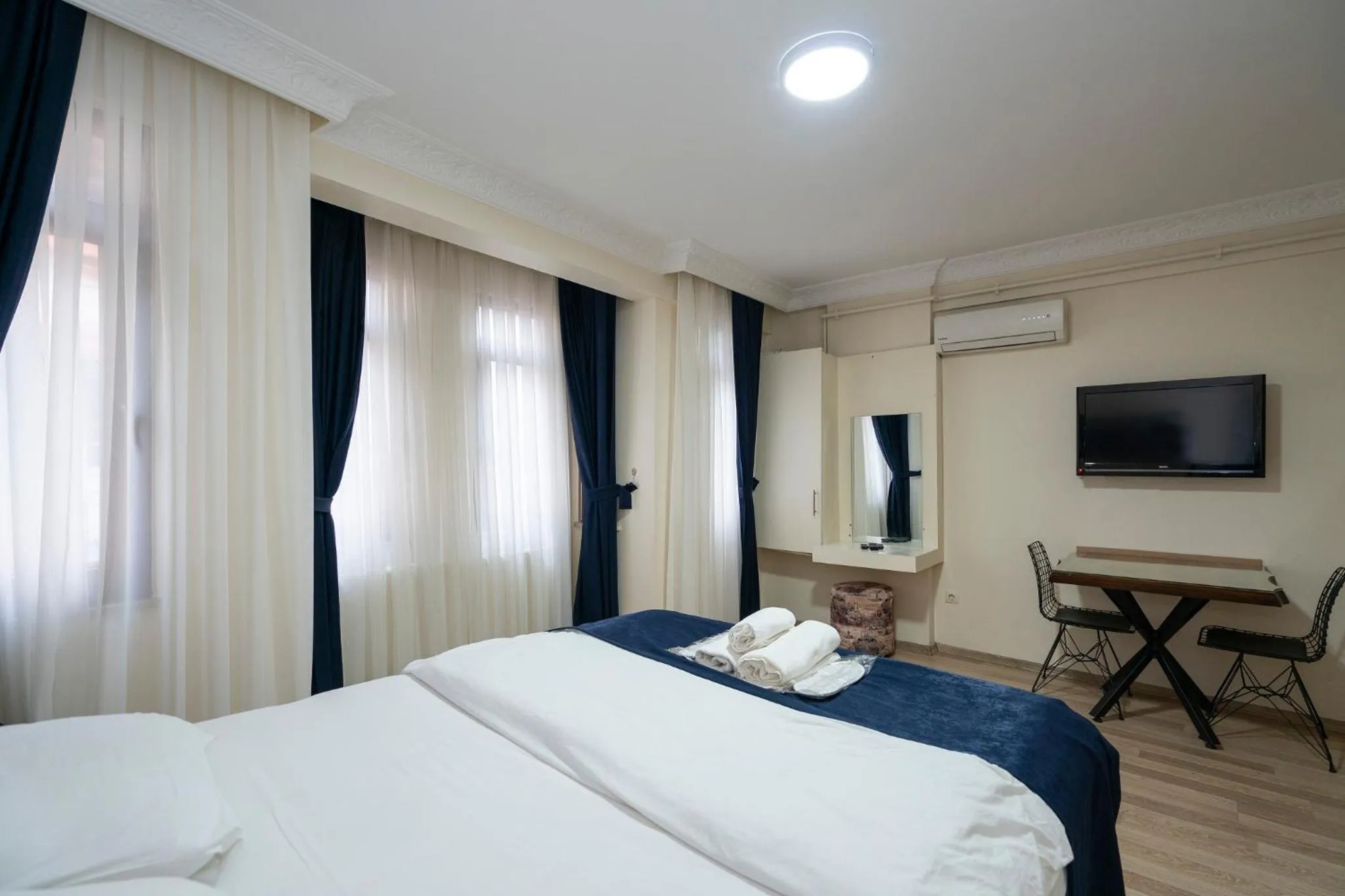 Communal lounge/ TV room, Bed in Asteria House