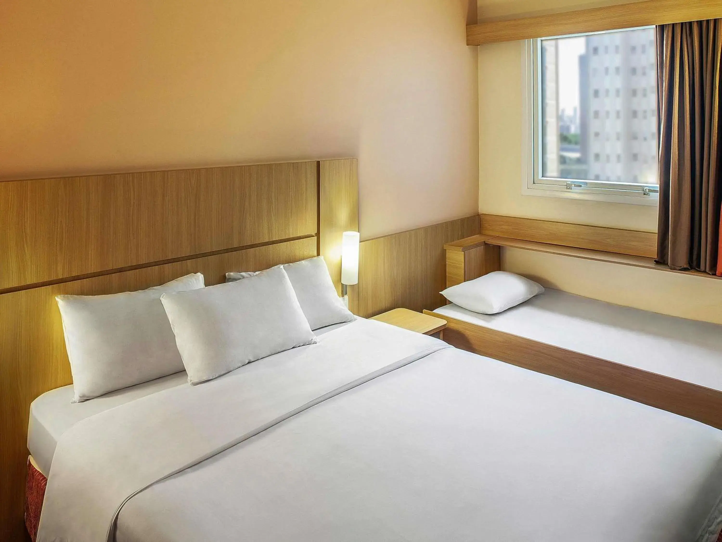 Standard Room with One Double Bed and One Single Bed - single occupancy in ibis BH Afonso Pena Savassi Standard Room with One Double Bed and One Single Bed - single occupancy in ibis BH Afonso Pena Savassi