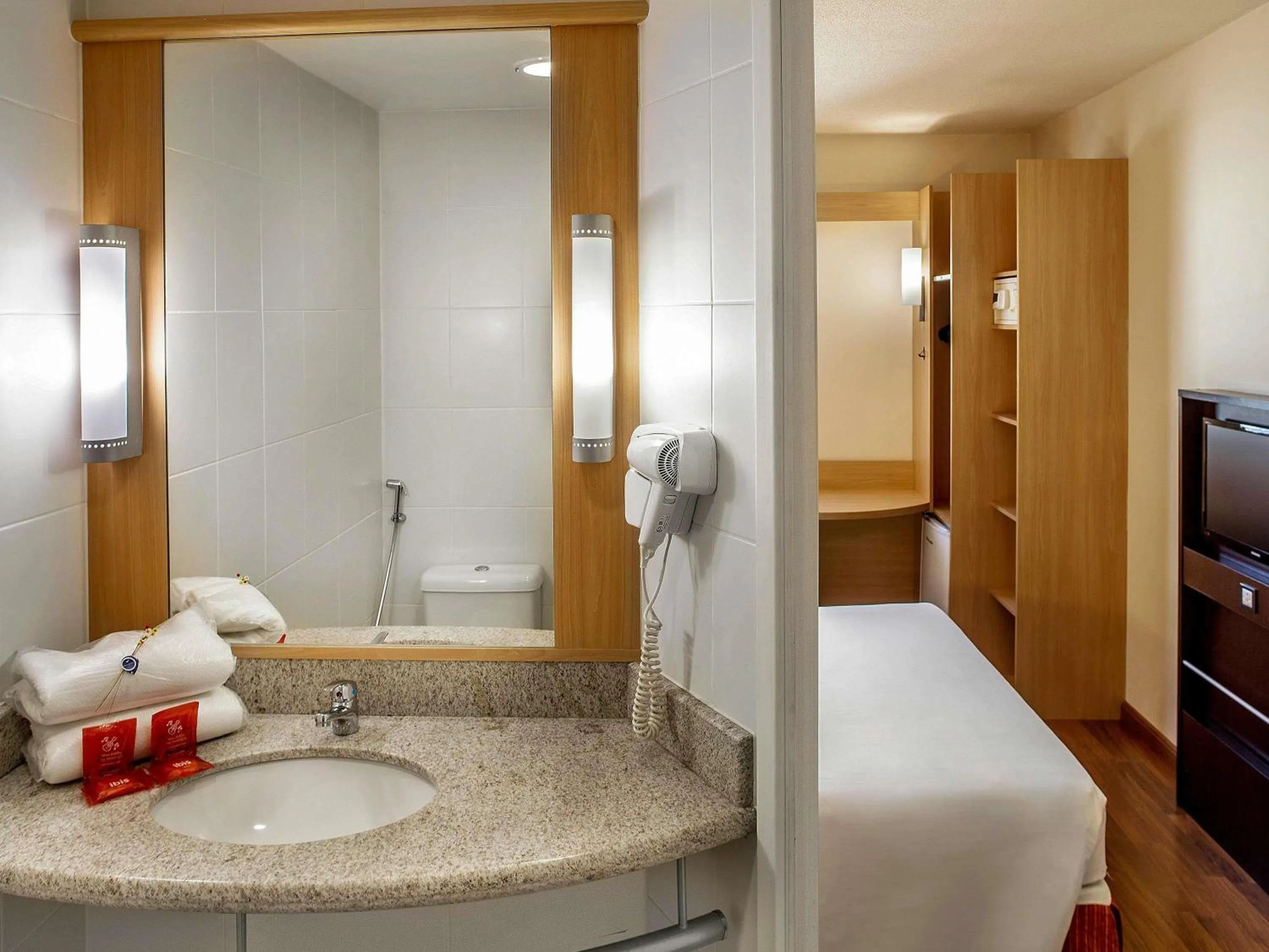 Bathroom, Bed in ibis BH Afonso Pena Savassi
