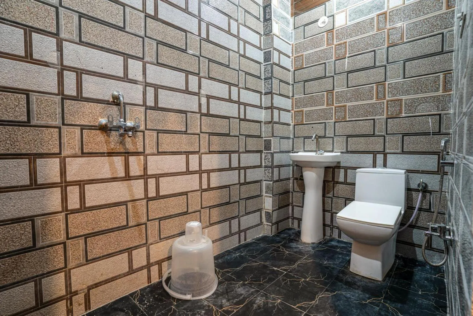 Toilet in Hotel Tofu safari