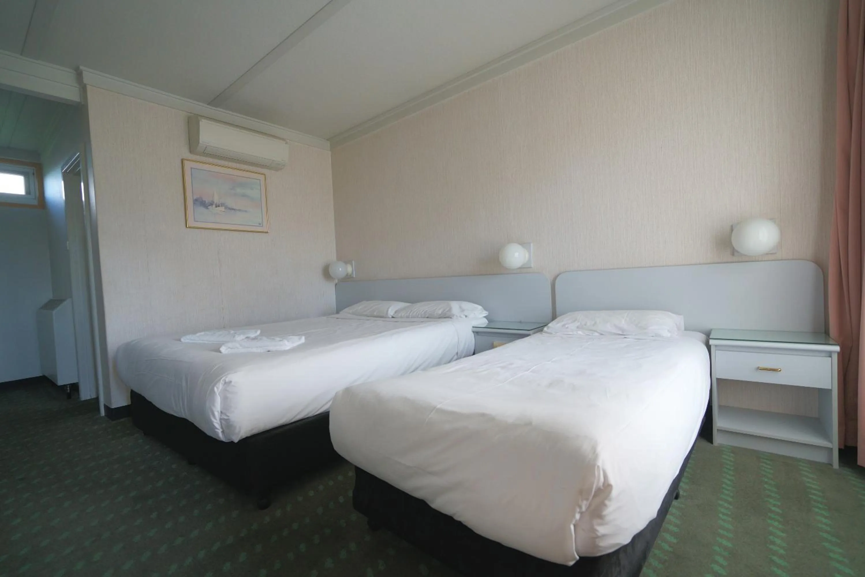Photo of the whole room, Bed in Olympia Motel