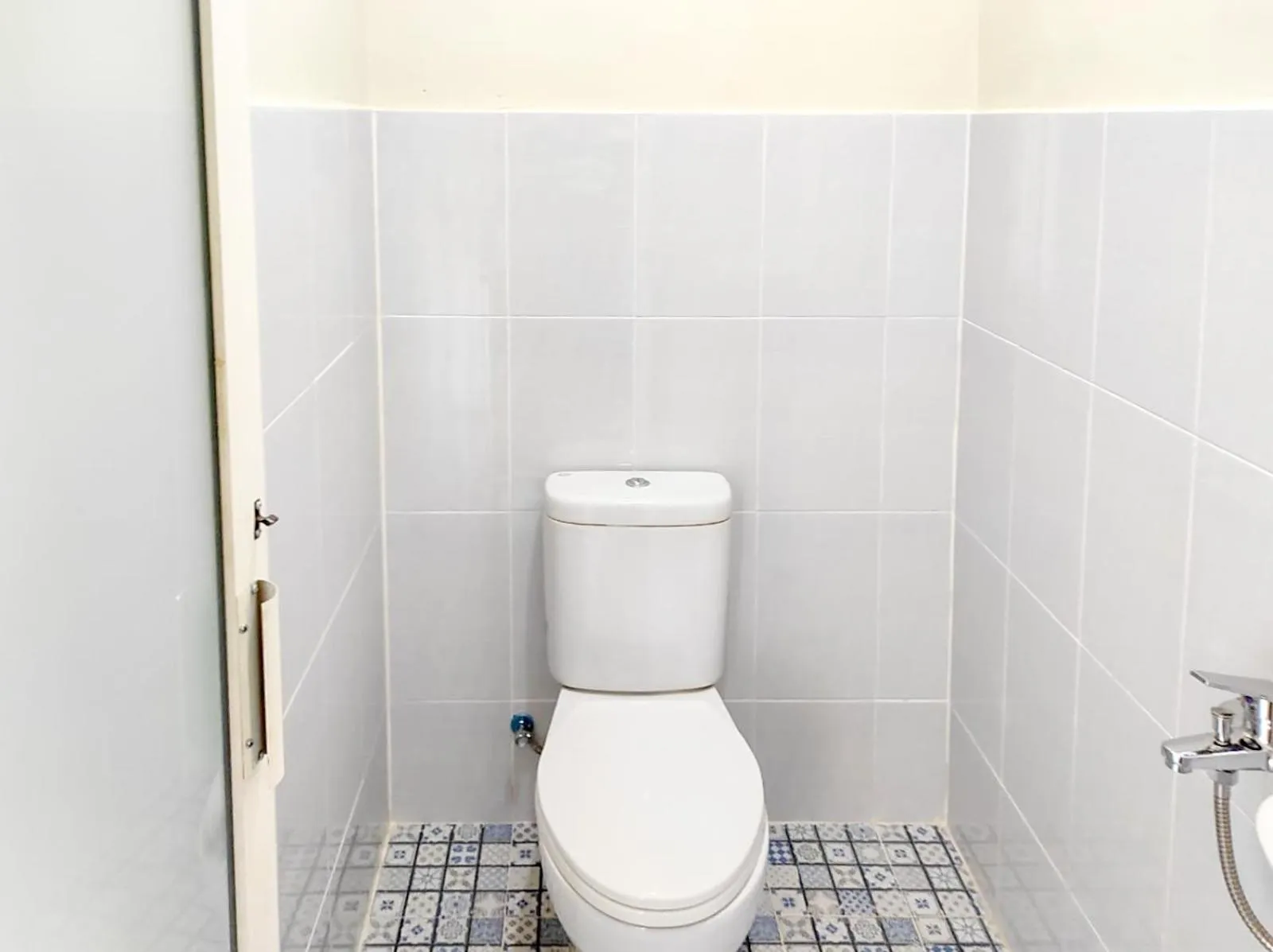 Bathroom in RedDoorz Syariah at Karema Area Mamuju