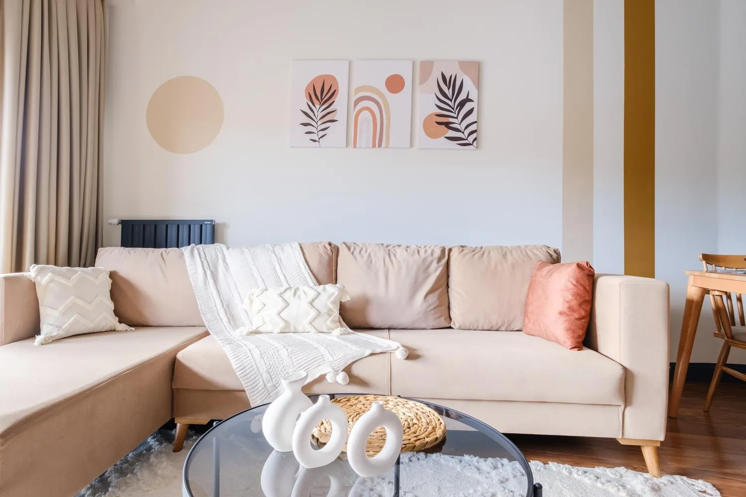 Living room in Benesta Residence by NewInn