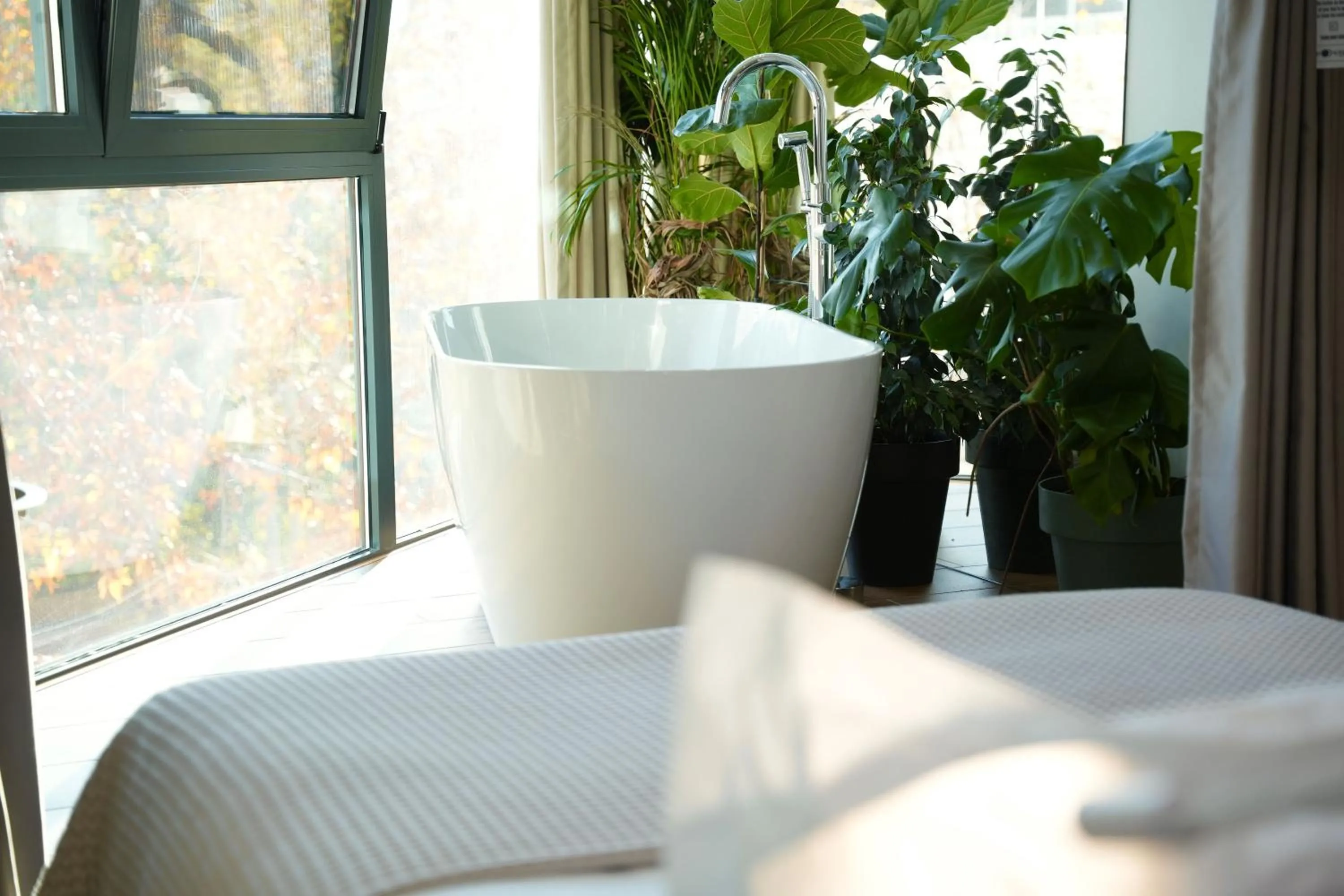 Bath, Bed in Retreat Apartments