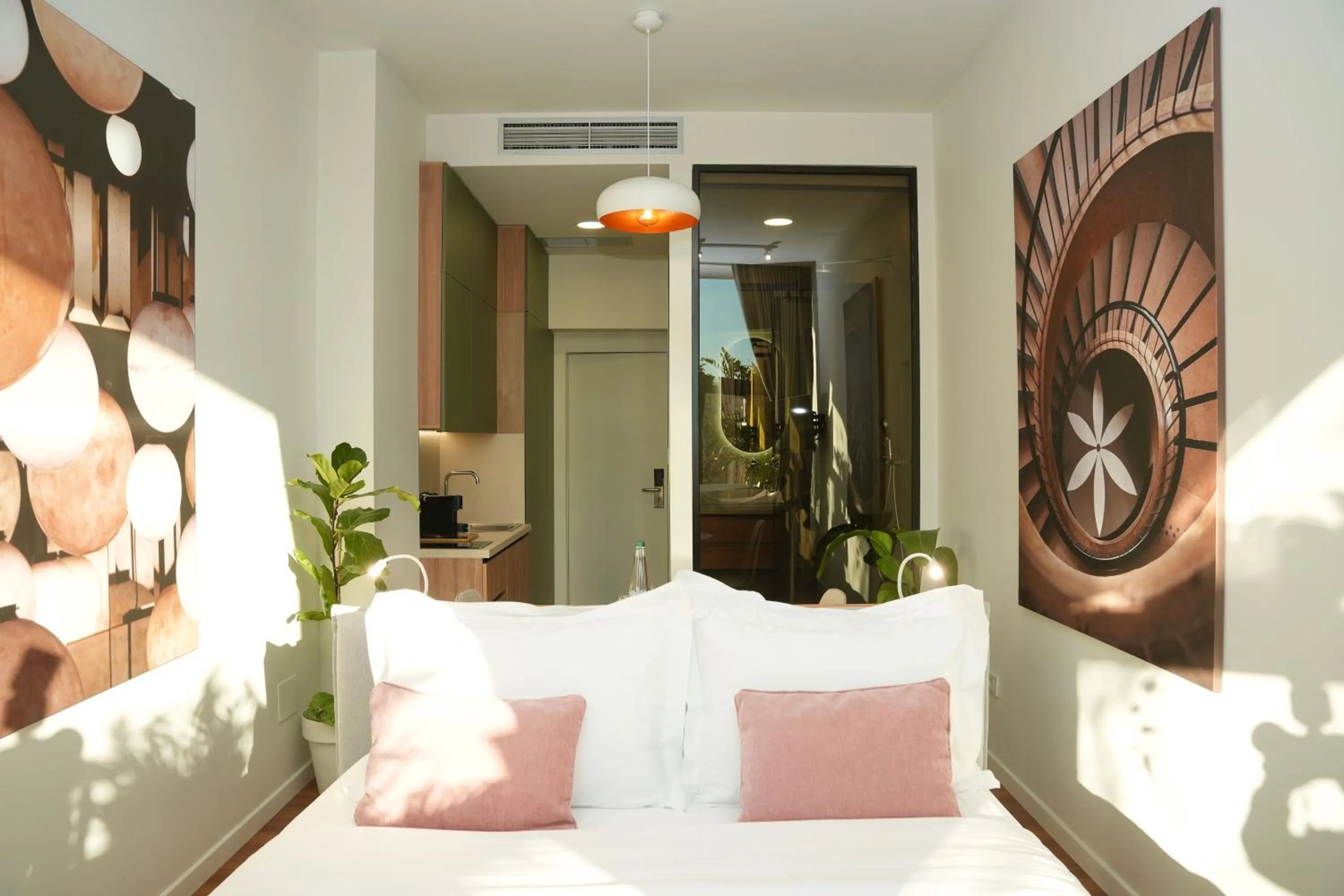 Photo of the whole room, Bed in Retreat Apartments