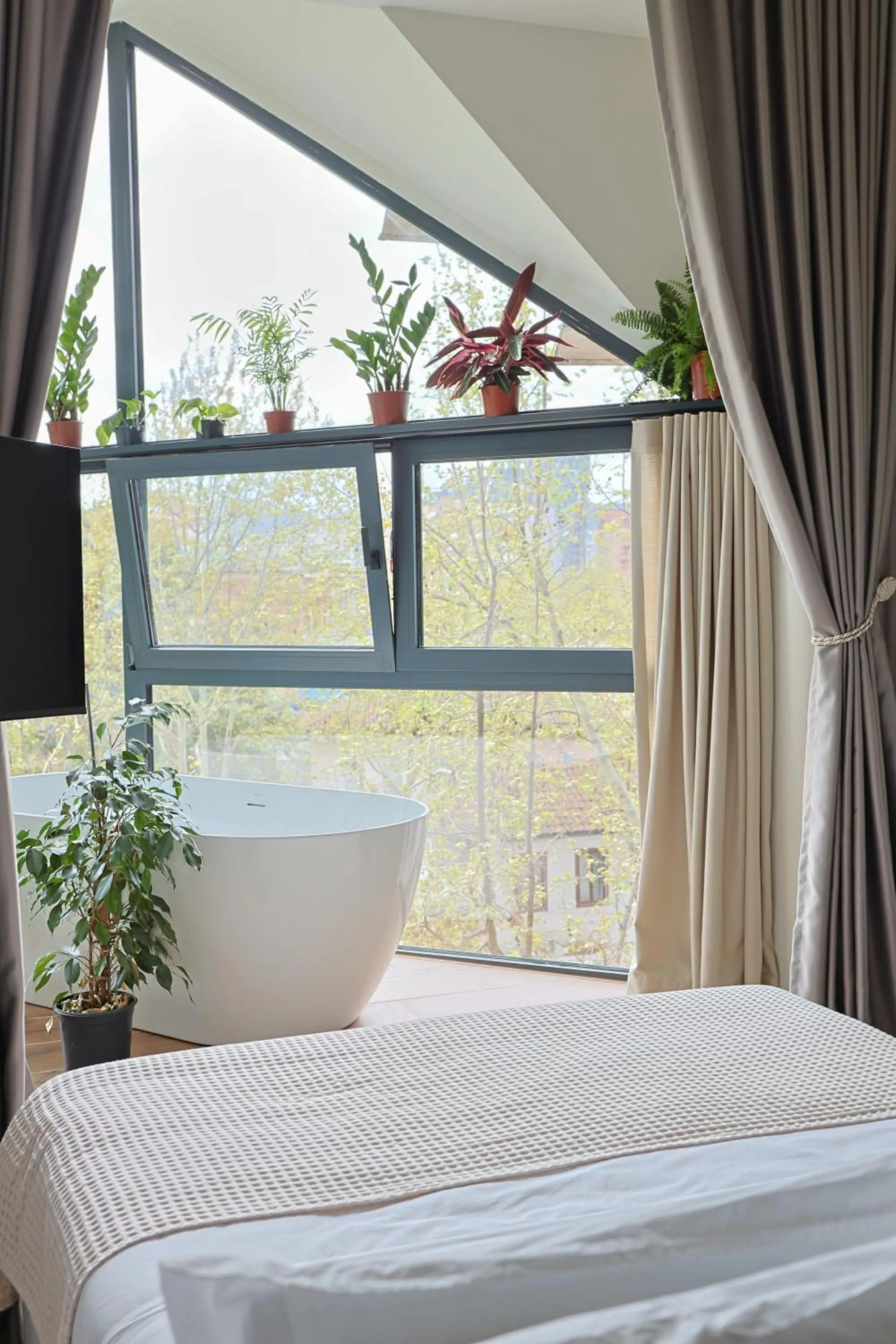 Bath, Bed in Retreat Apartments