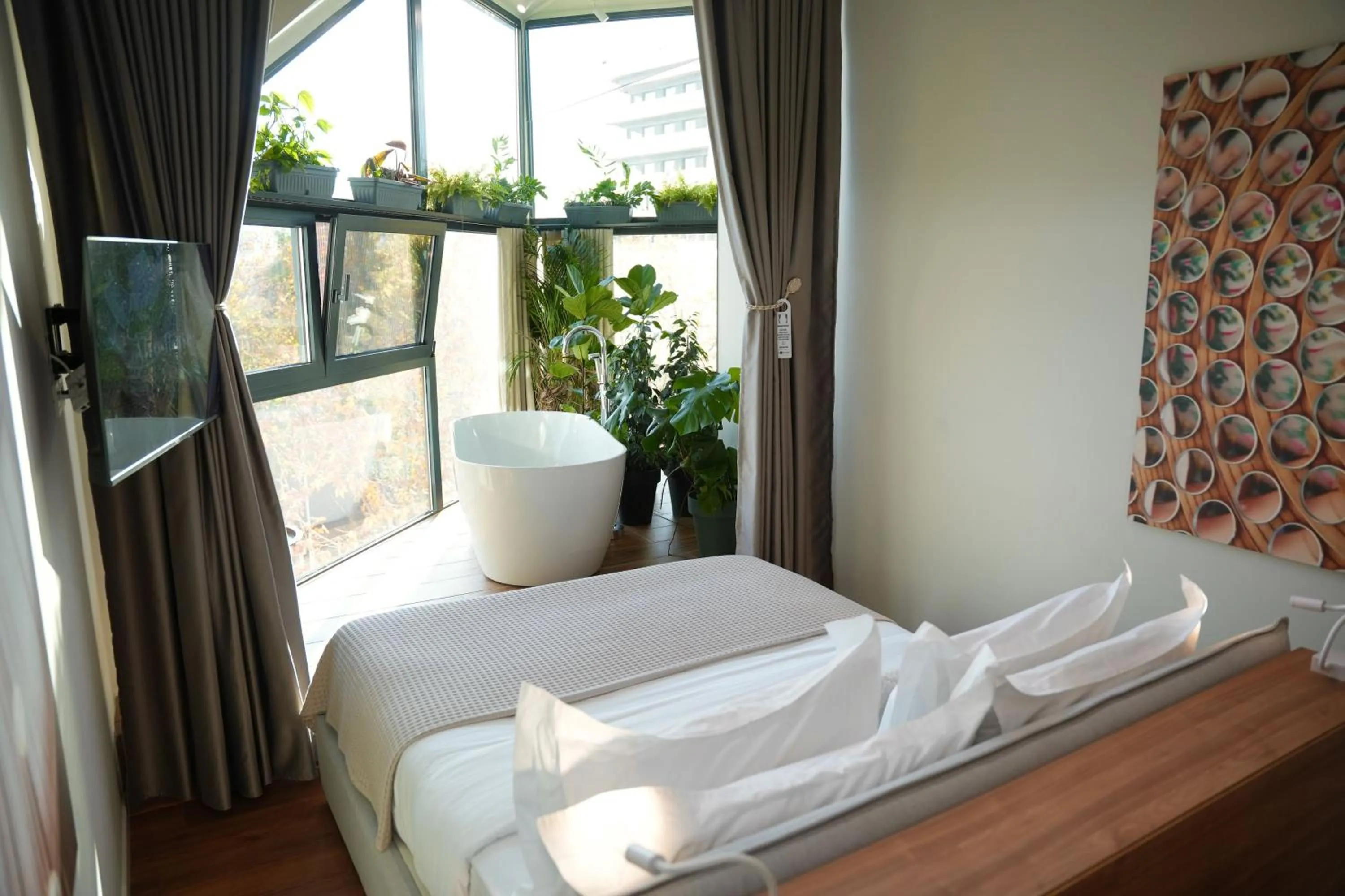 Photo of the whole room, Bed in Retreat Apartments