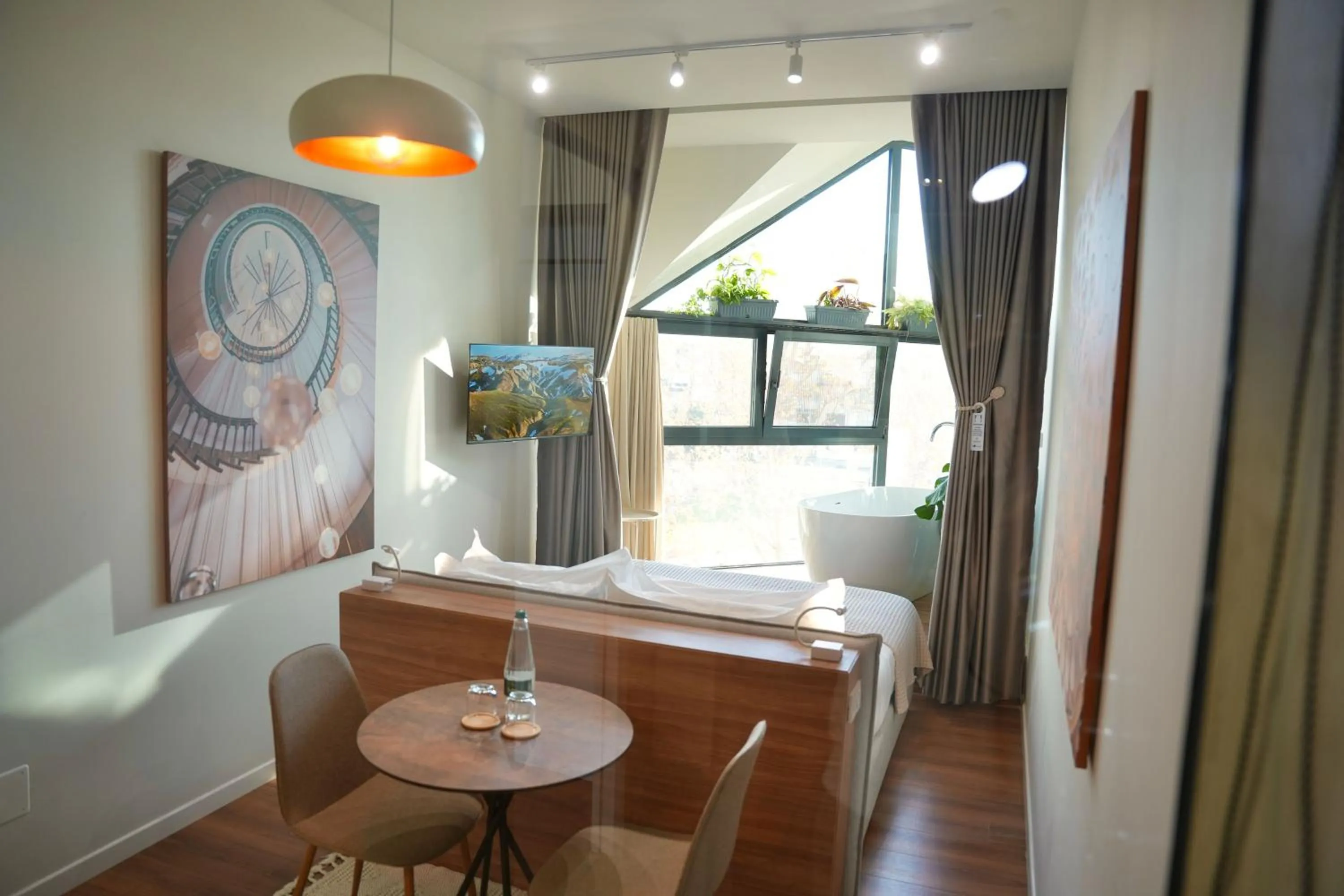 Photo of the whole room, Bed in Retreat Apartments