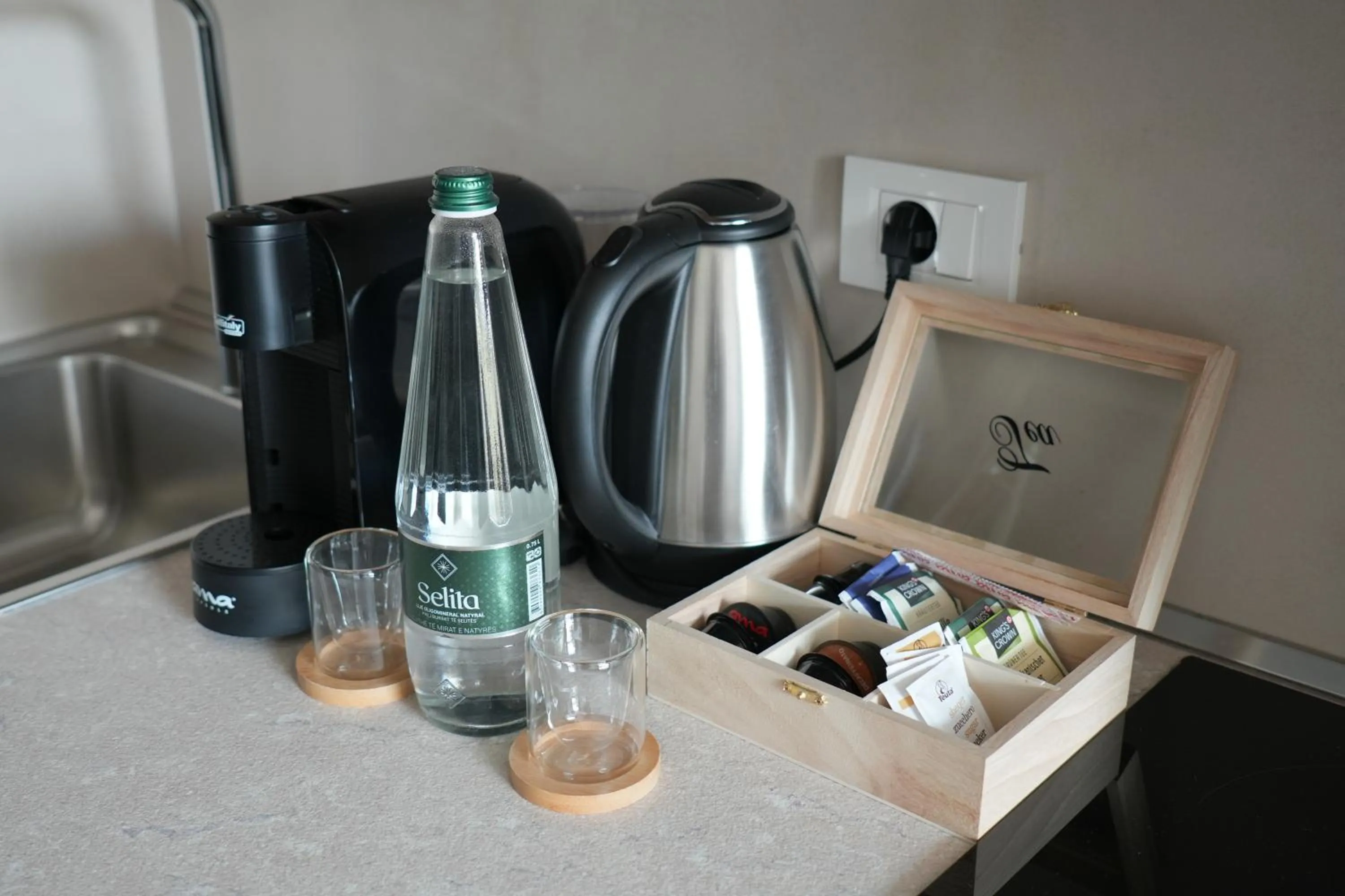 Coffee/tea facilities in Retreat Apartments