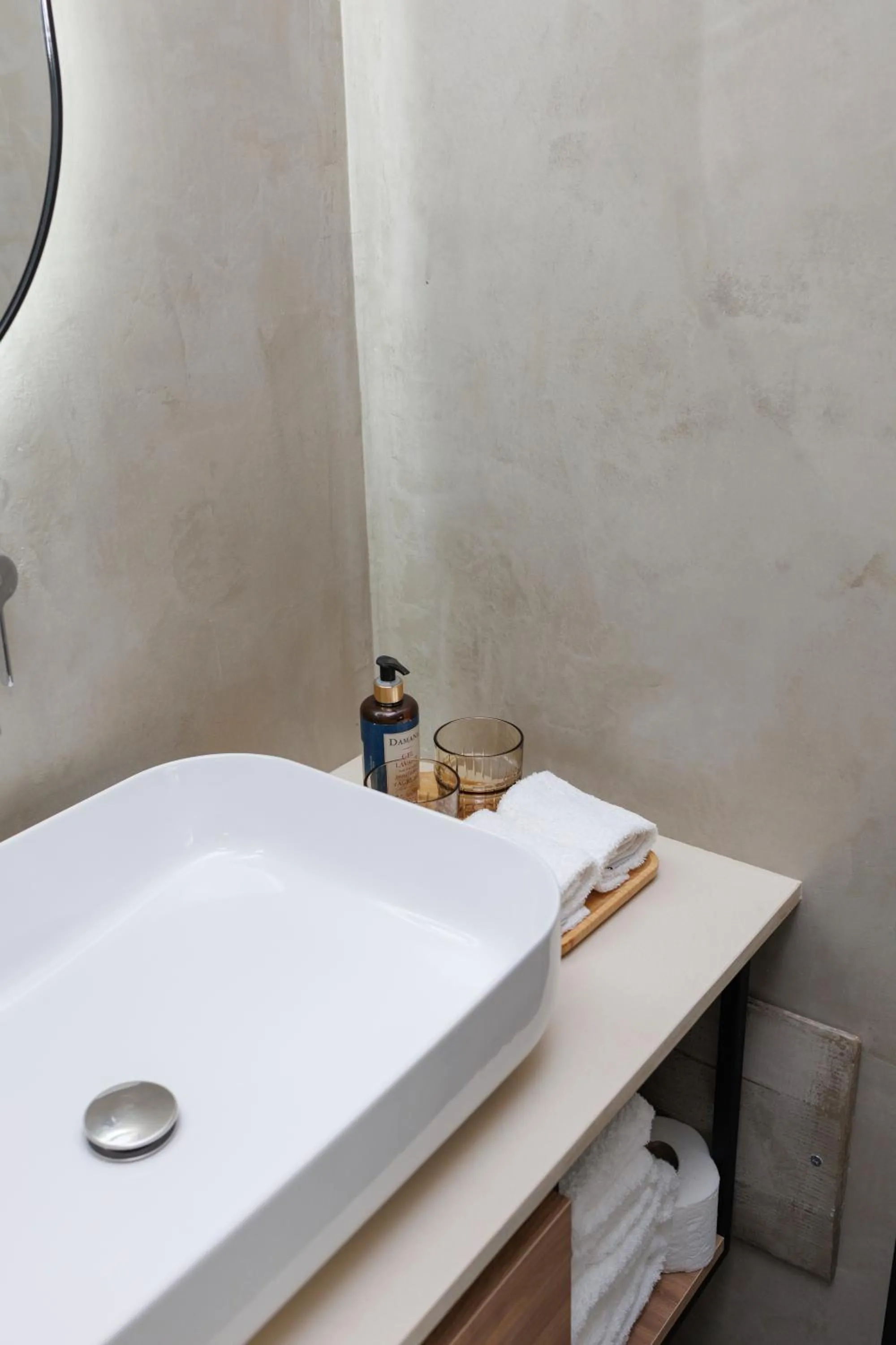 Bathroom in Retreat Apartments