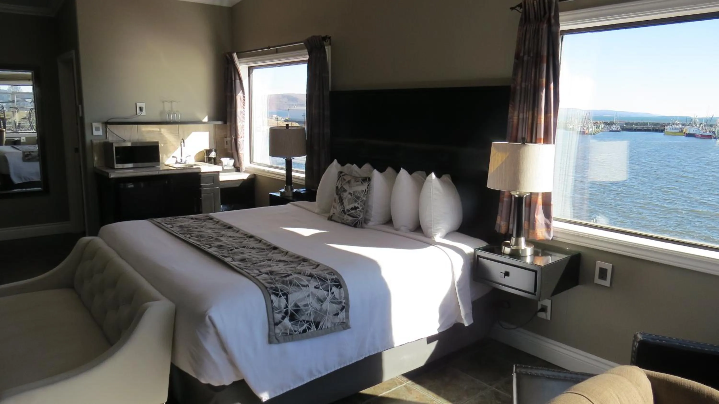 Bed in Dockside Suites