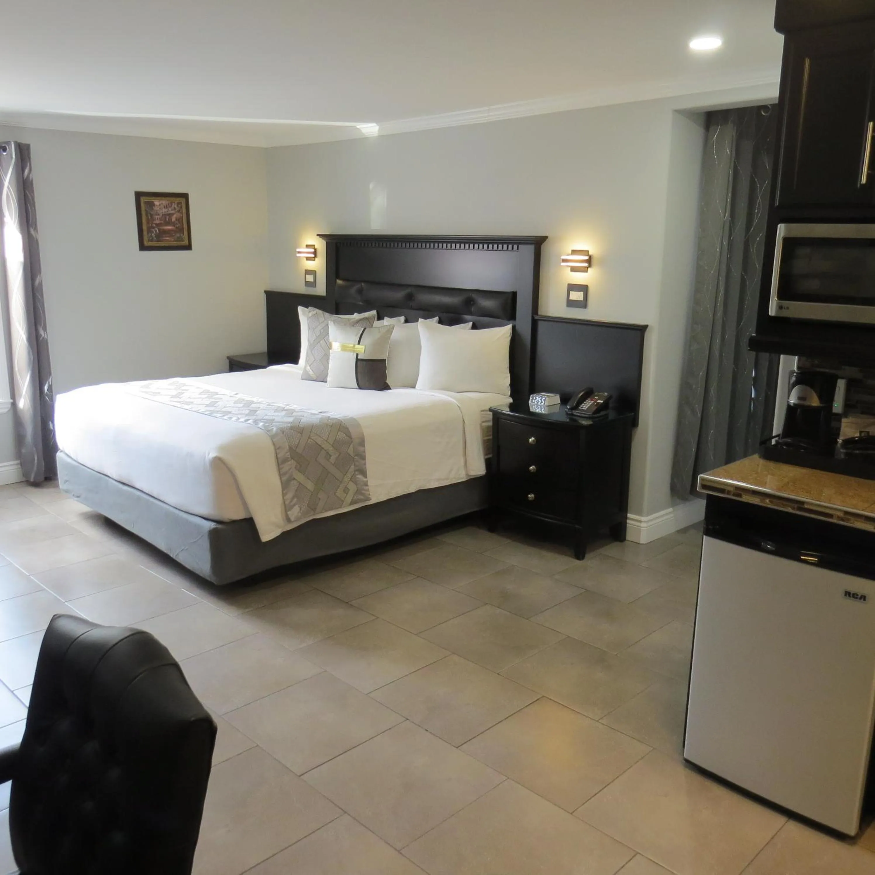 Bed in Dockside Suites