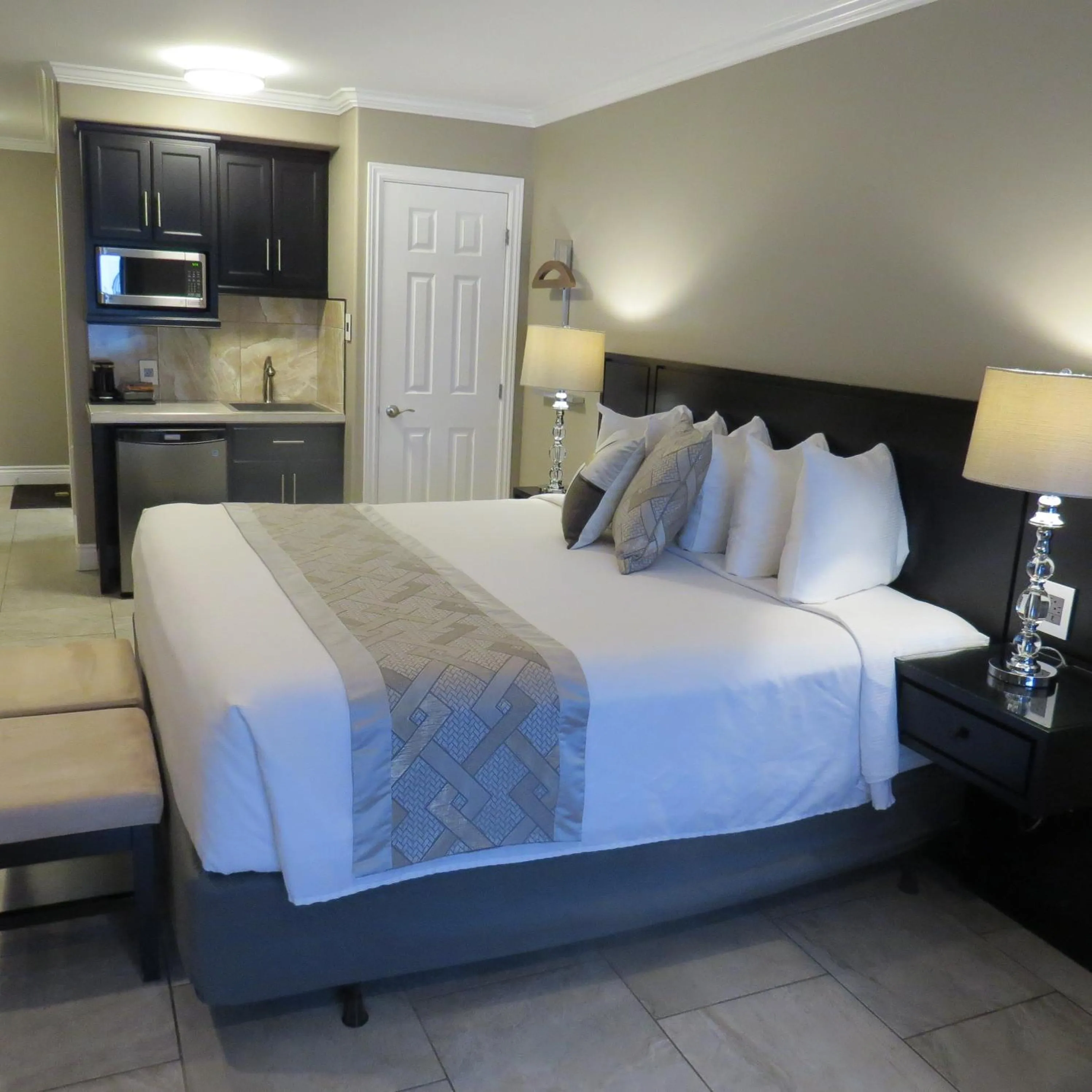 Bed in Dockside Suites