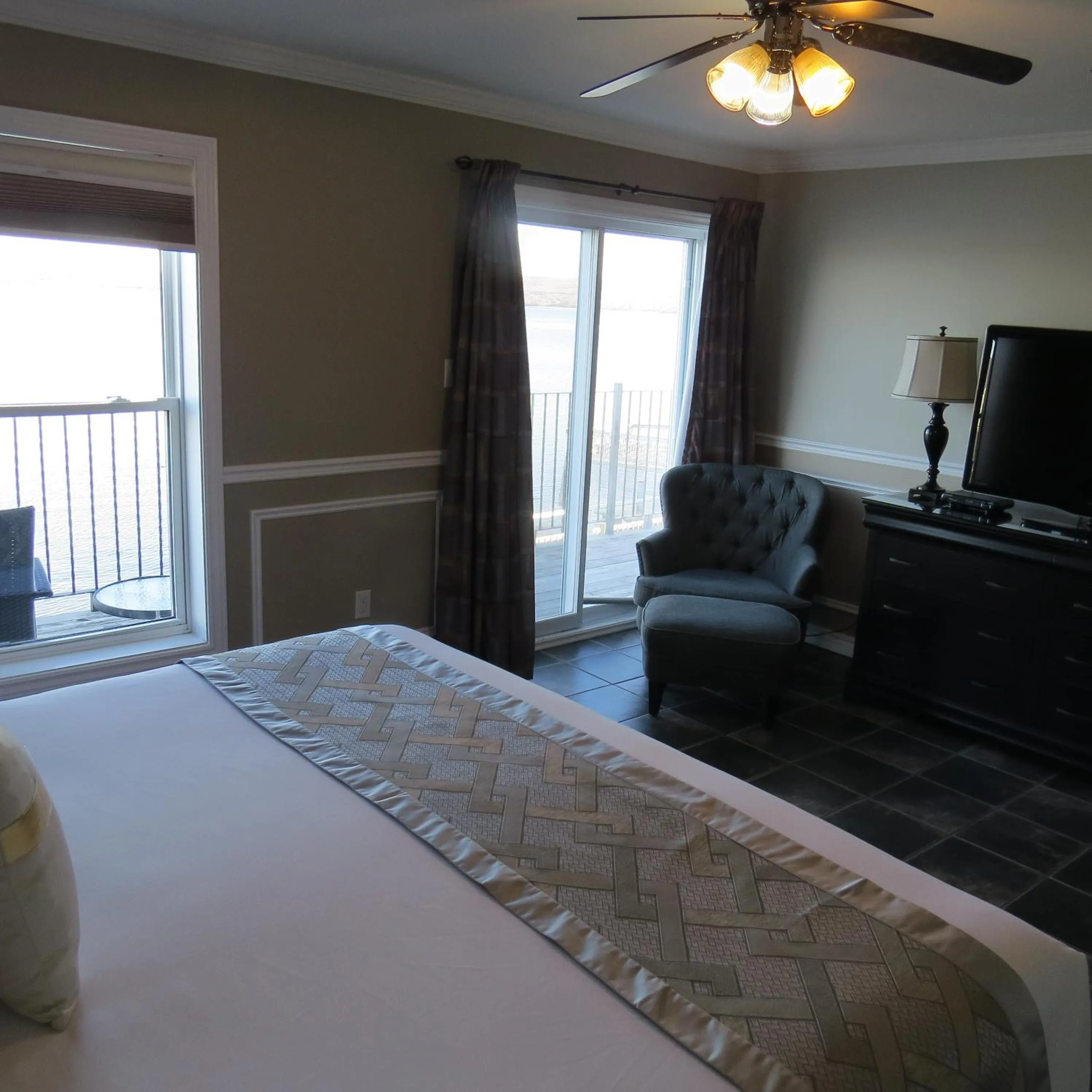 Bed in Dockside Suites