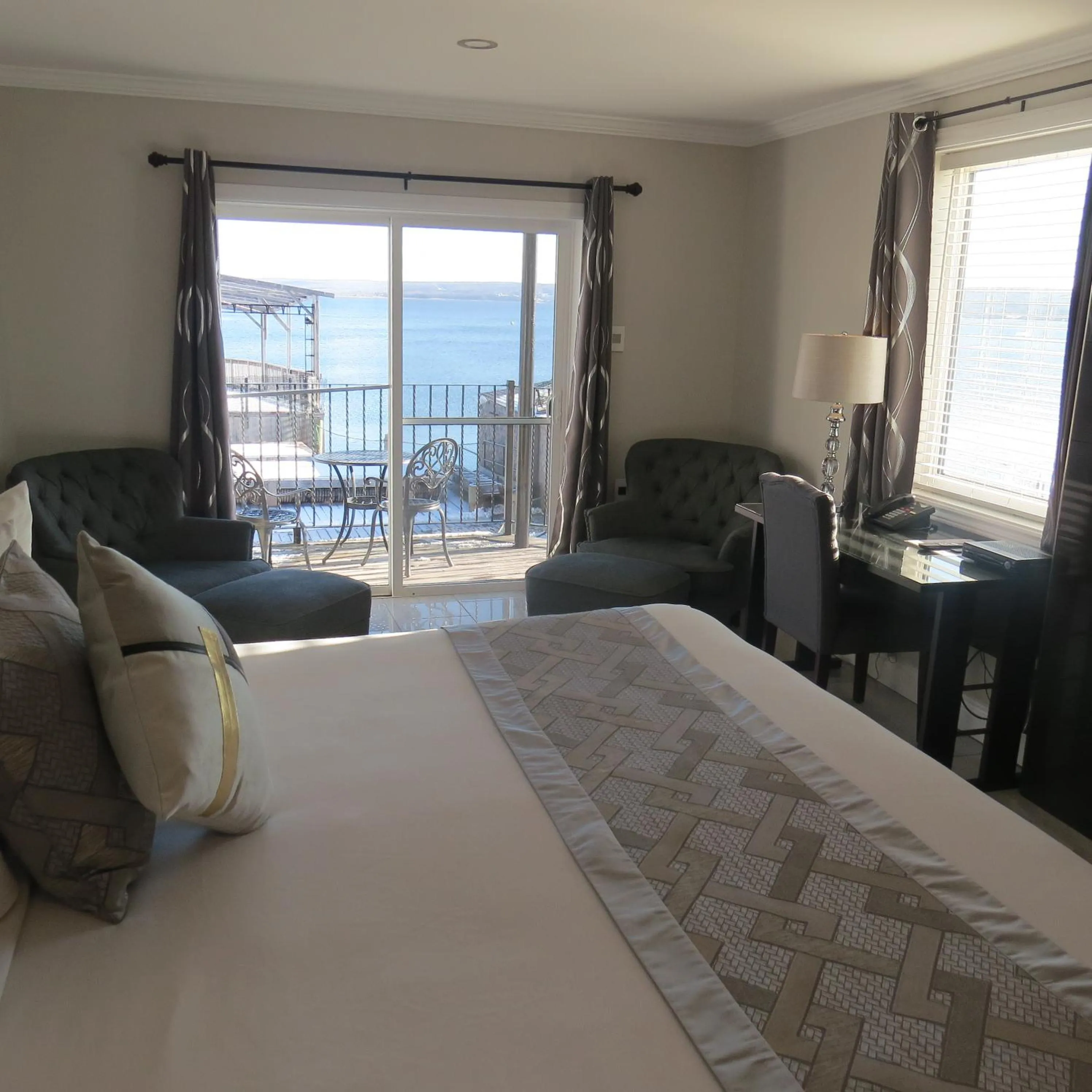 Bed in Dockside Suites