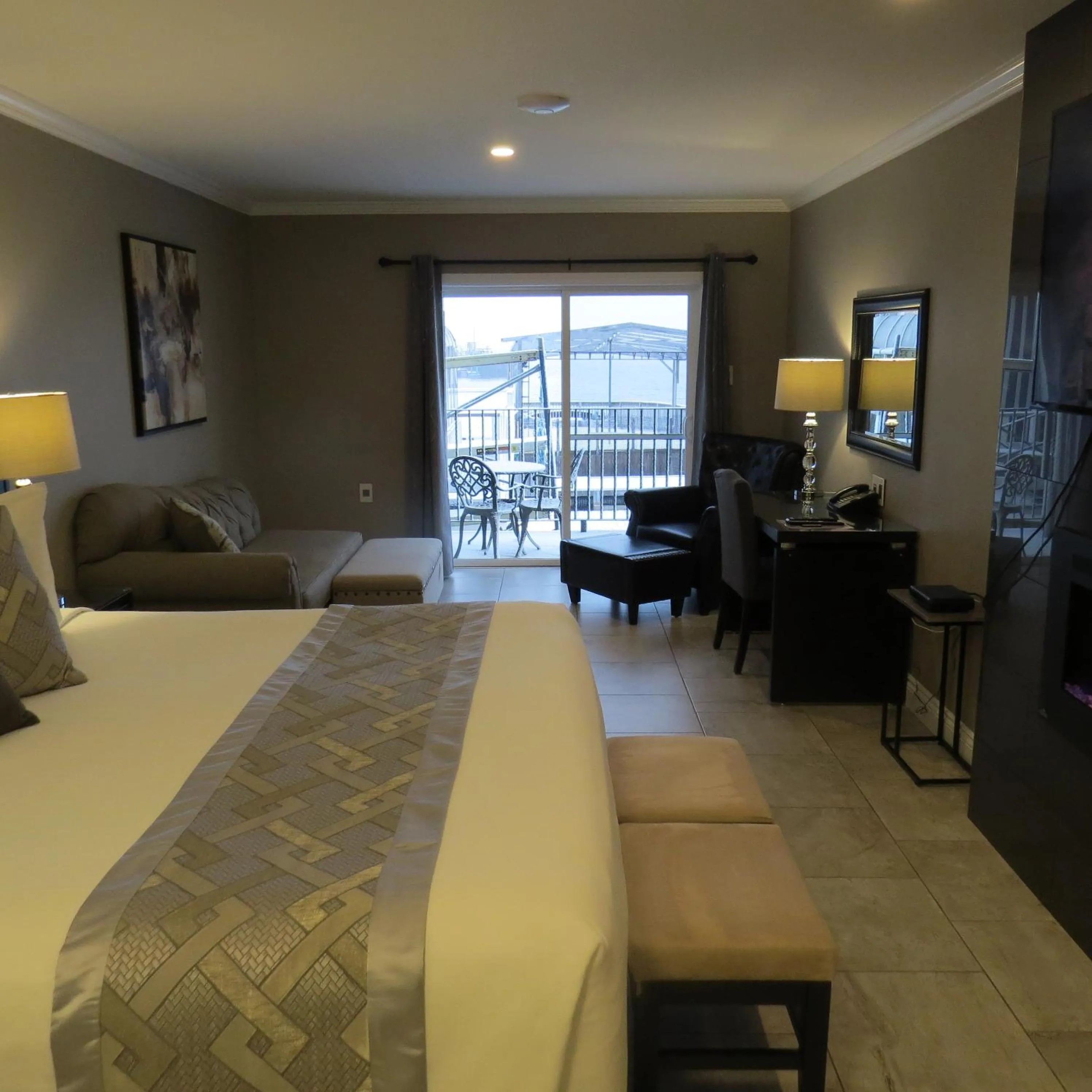 Bed in Dockside Suites