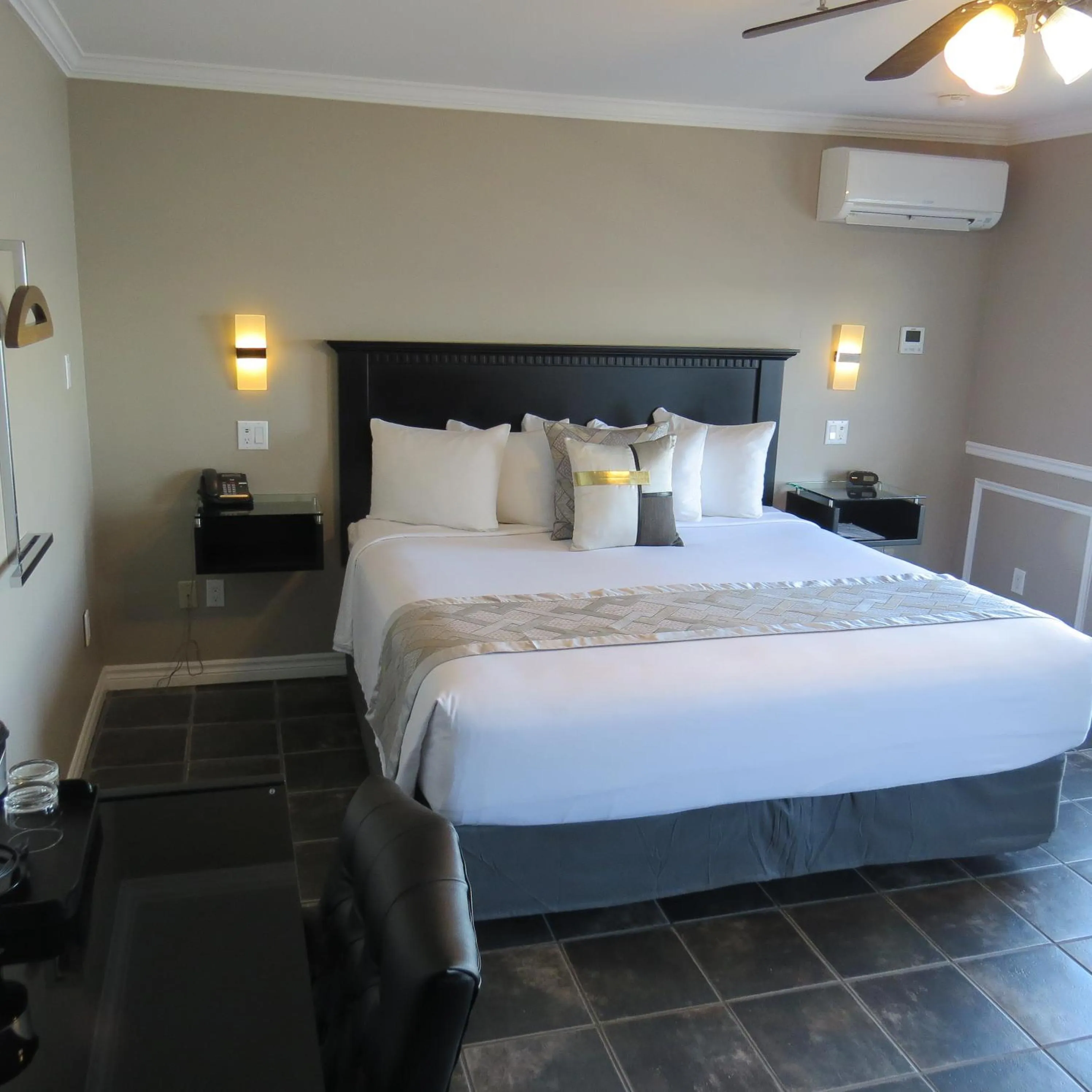 Bed in Dockside Suites