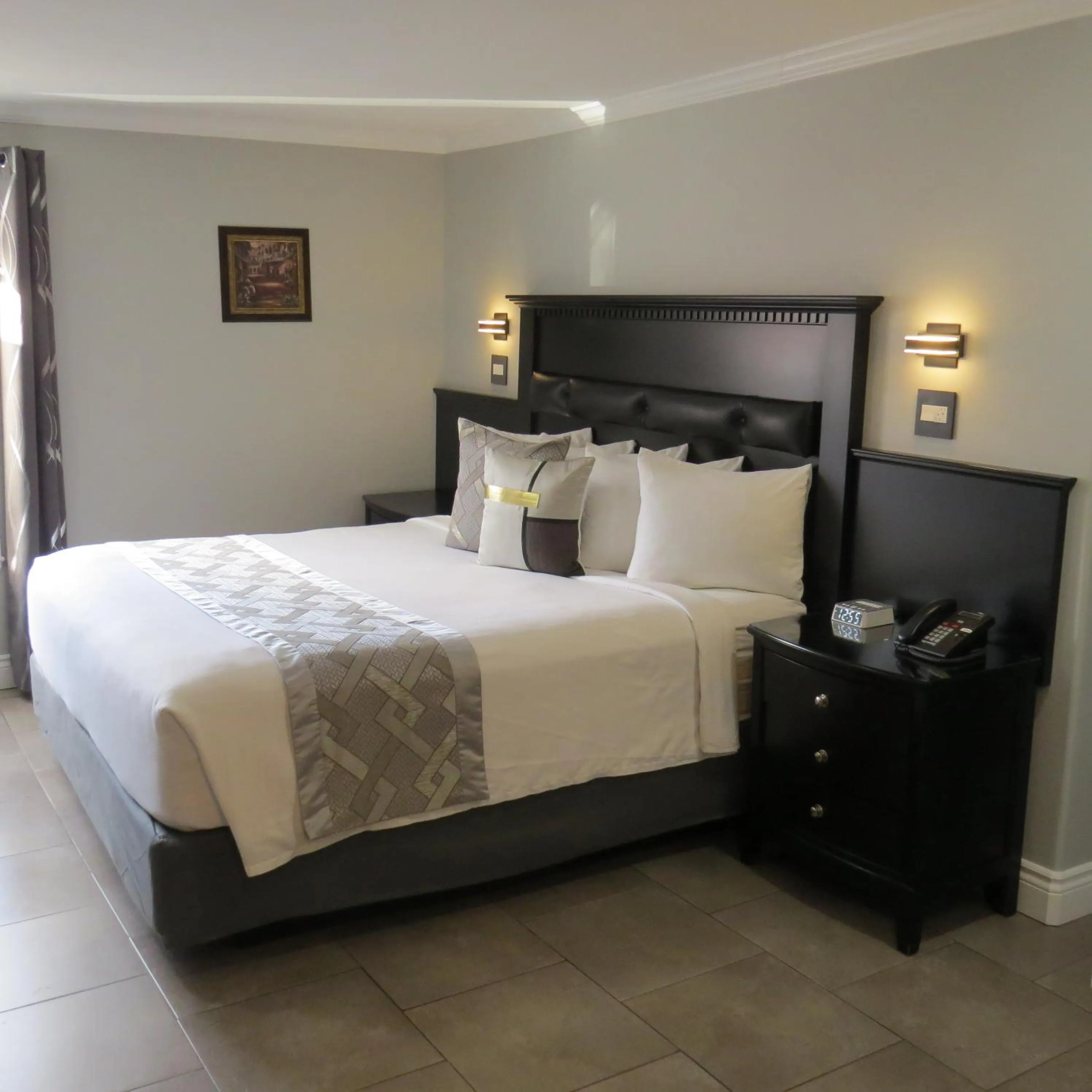 Bed in Dockside Suites