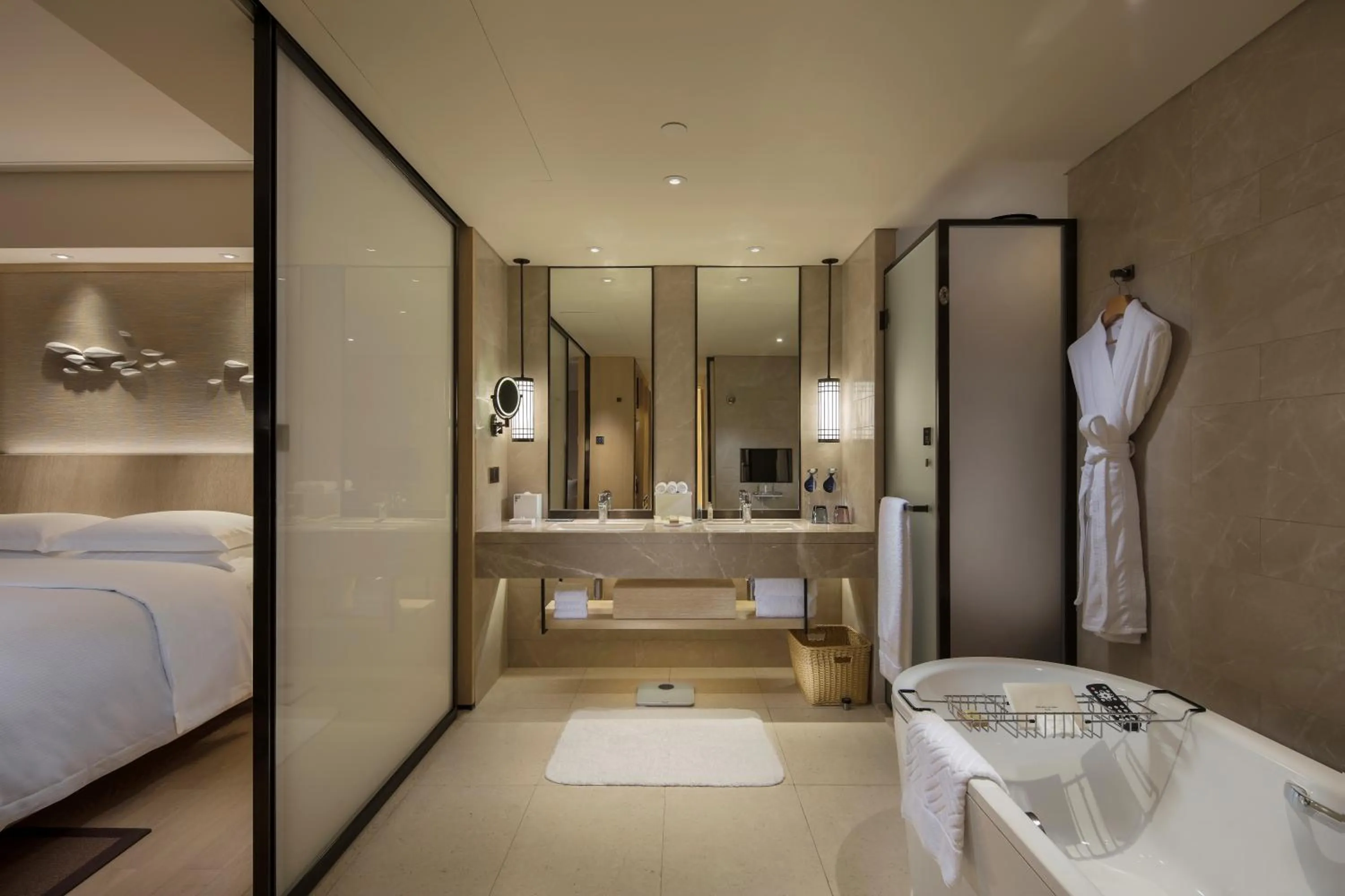 Bathroom, Bed in Hilton Shenzhen Shekou Nanhai