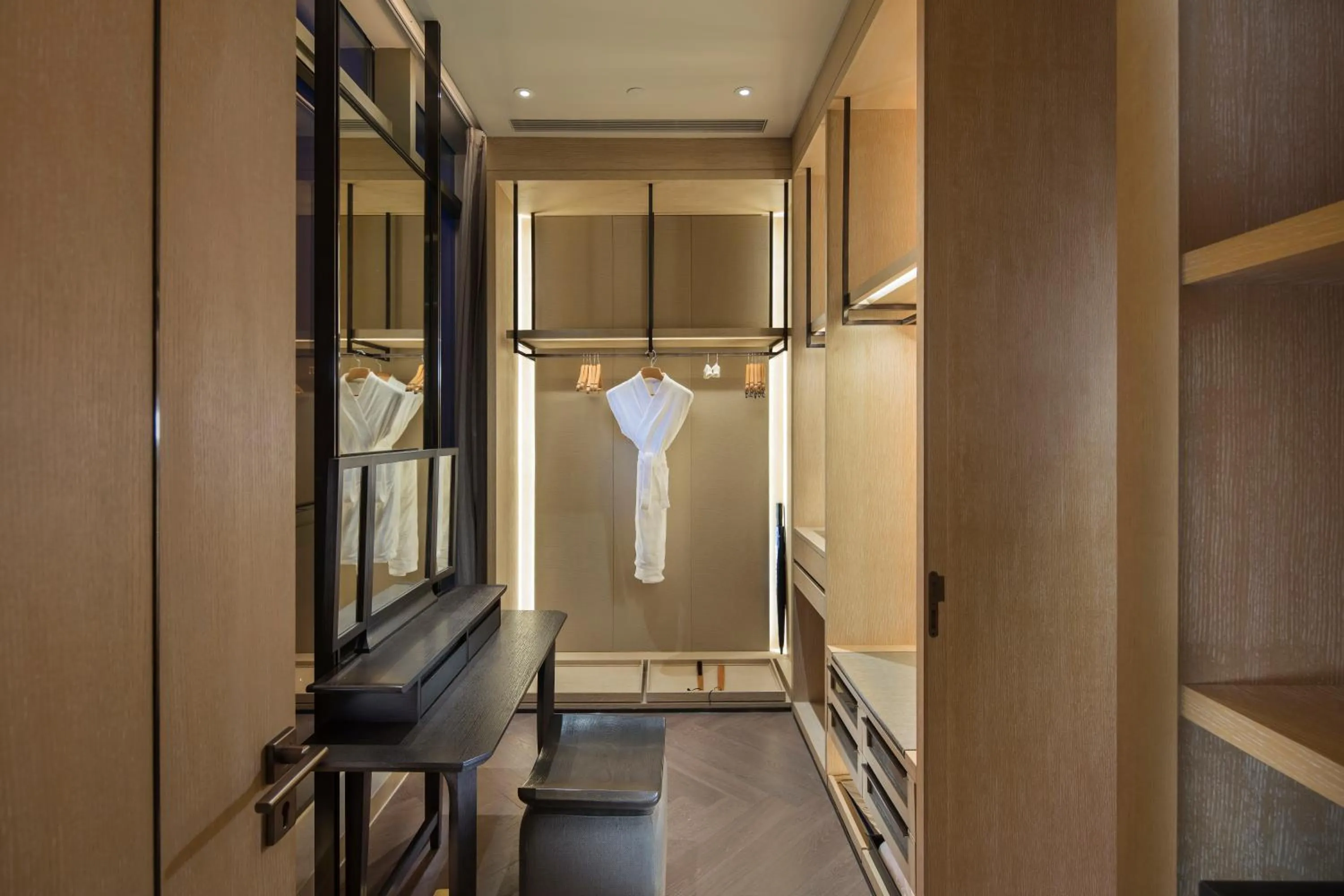 wardrobe in Hilton Shenzhen Shekou Nanhai