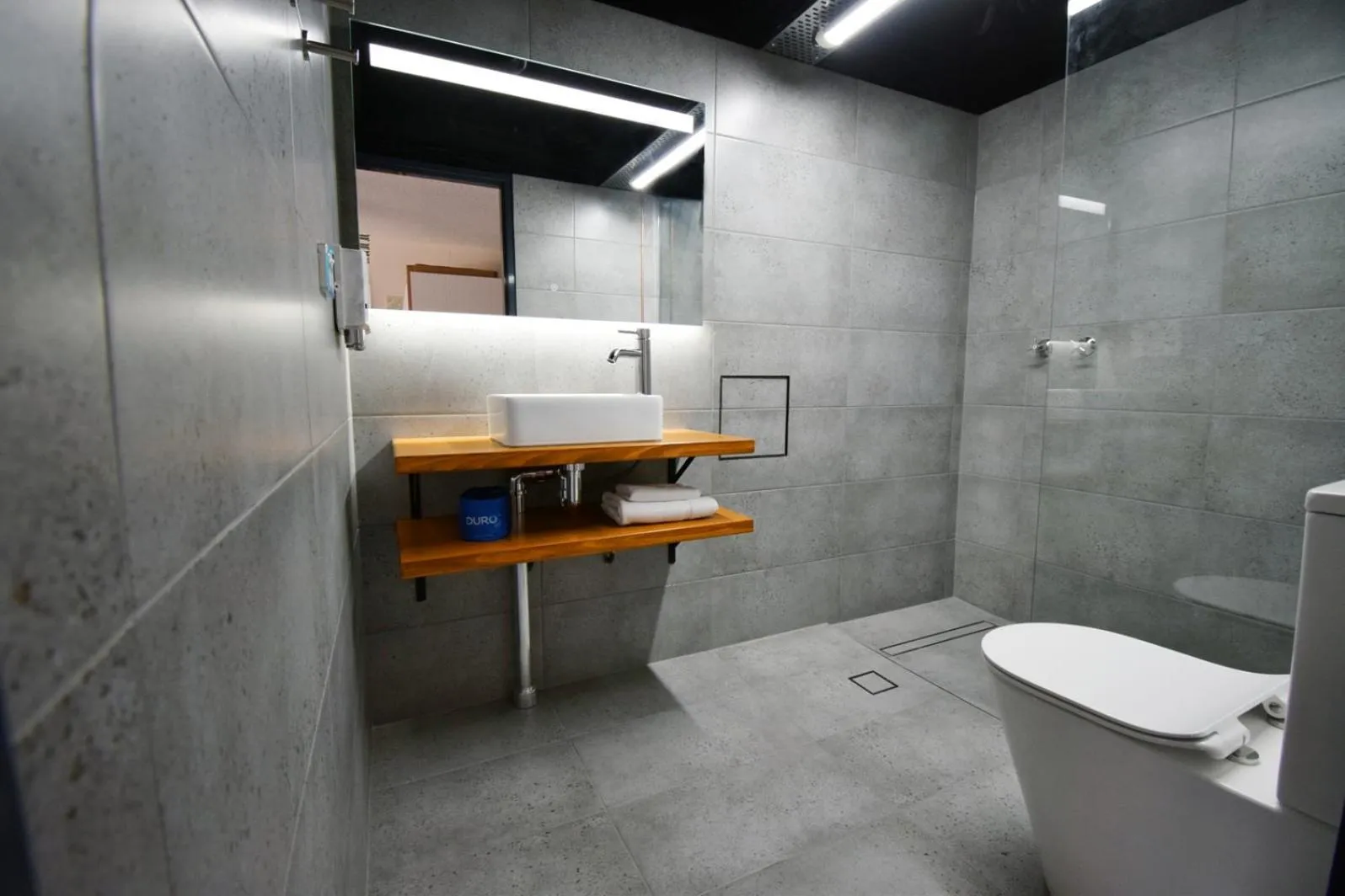 Shower in Winsor Park Motor Inn