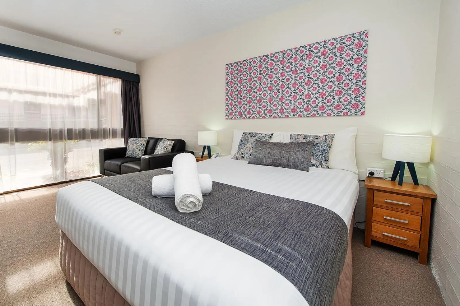 Bed in Winsor Park Motor Inn