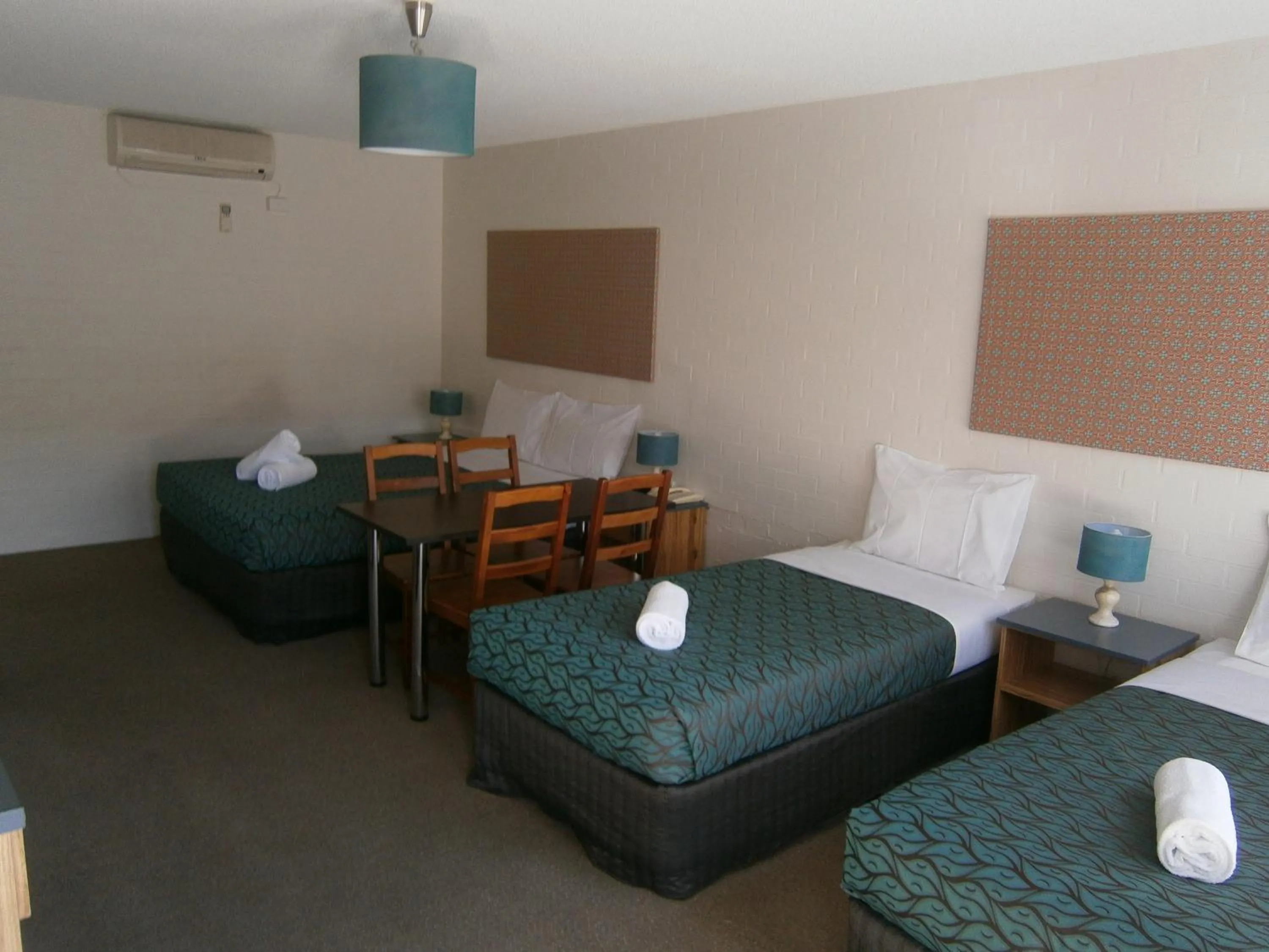 Photo of the whole room, Bed in Winsor Park Motor Inn