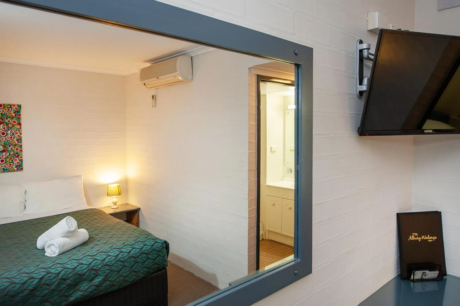 Bedroom, Bed in Winsor Park Motor Inn