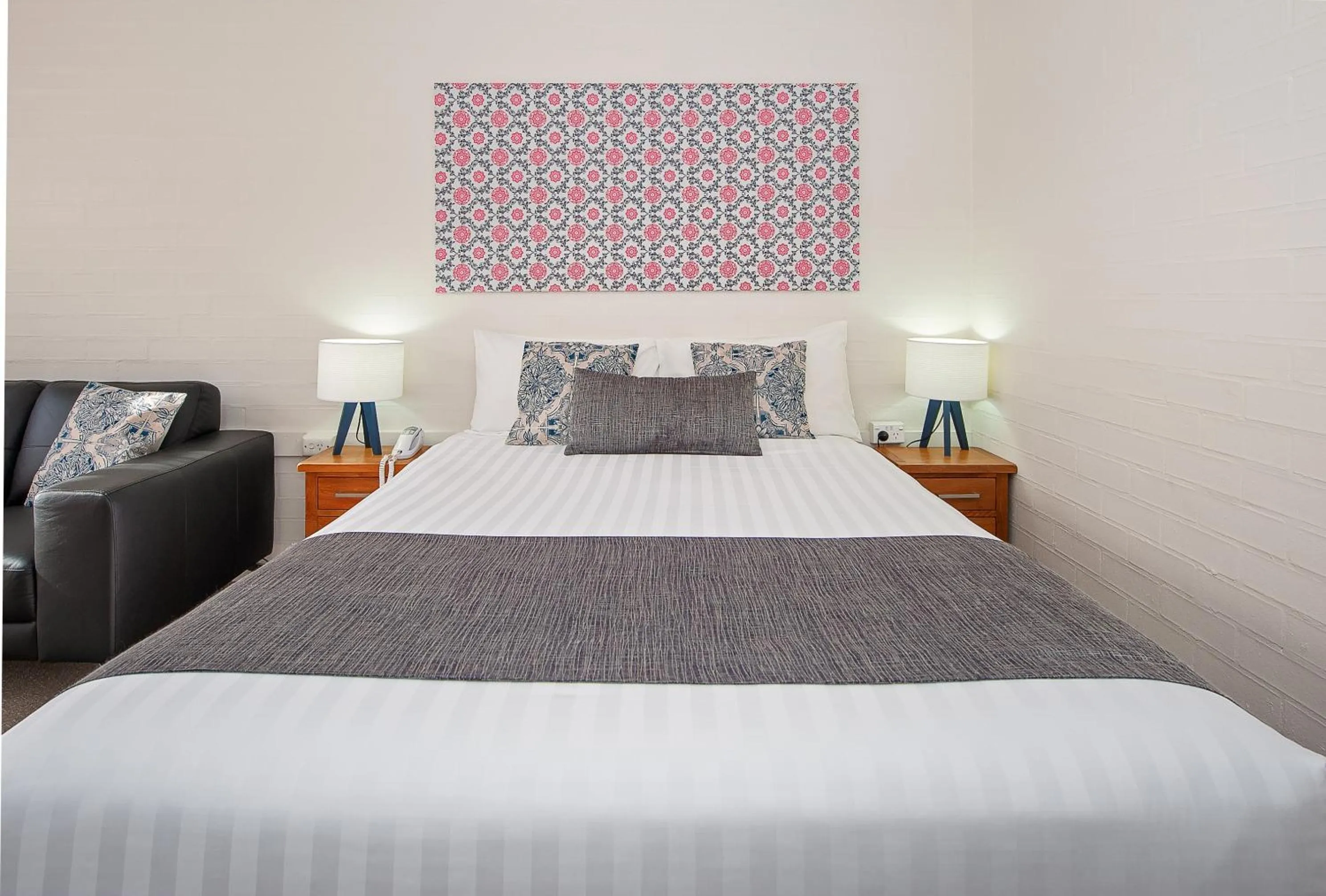 Bed in Winsor Park Motor Inn