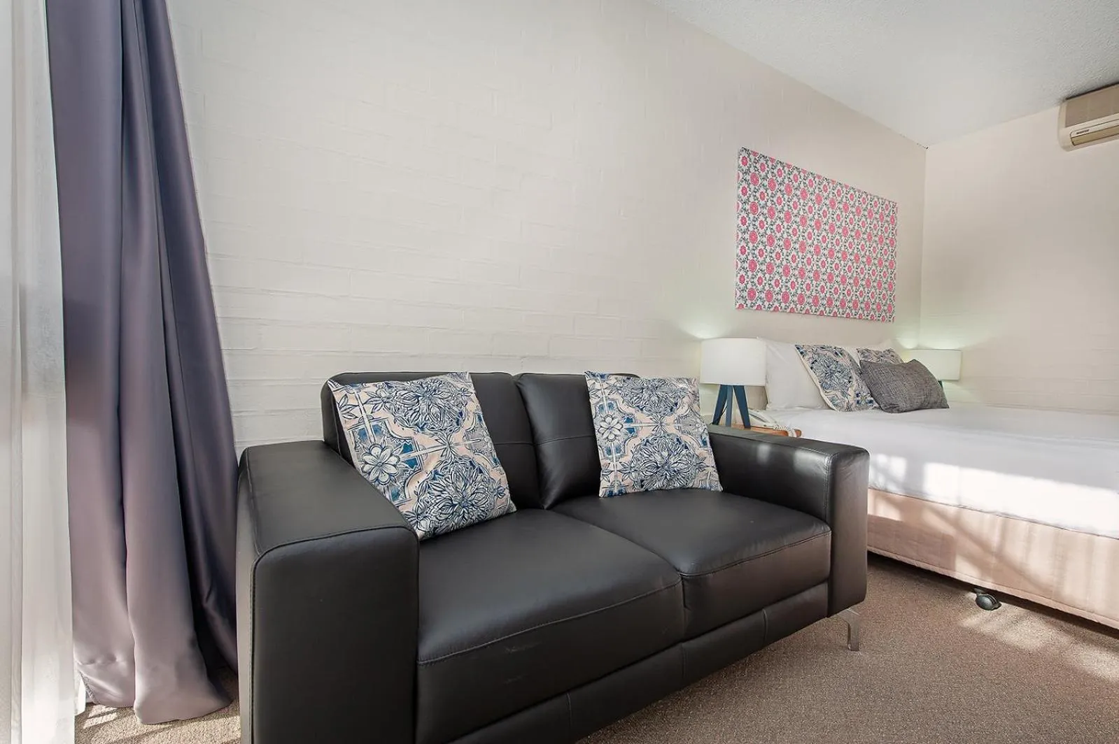 Seating area, Bed in Winsor Park Motor Inn