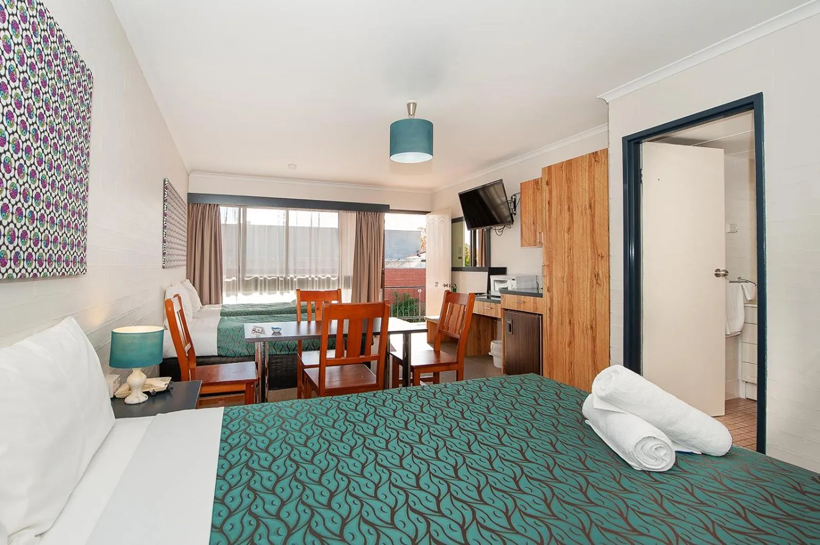 Dining area, Bed in Winsor Park Motor Inn
