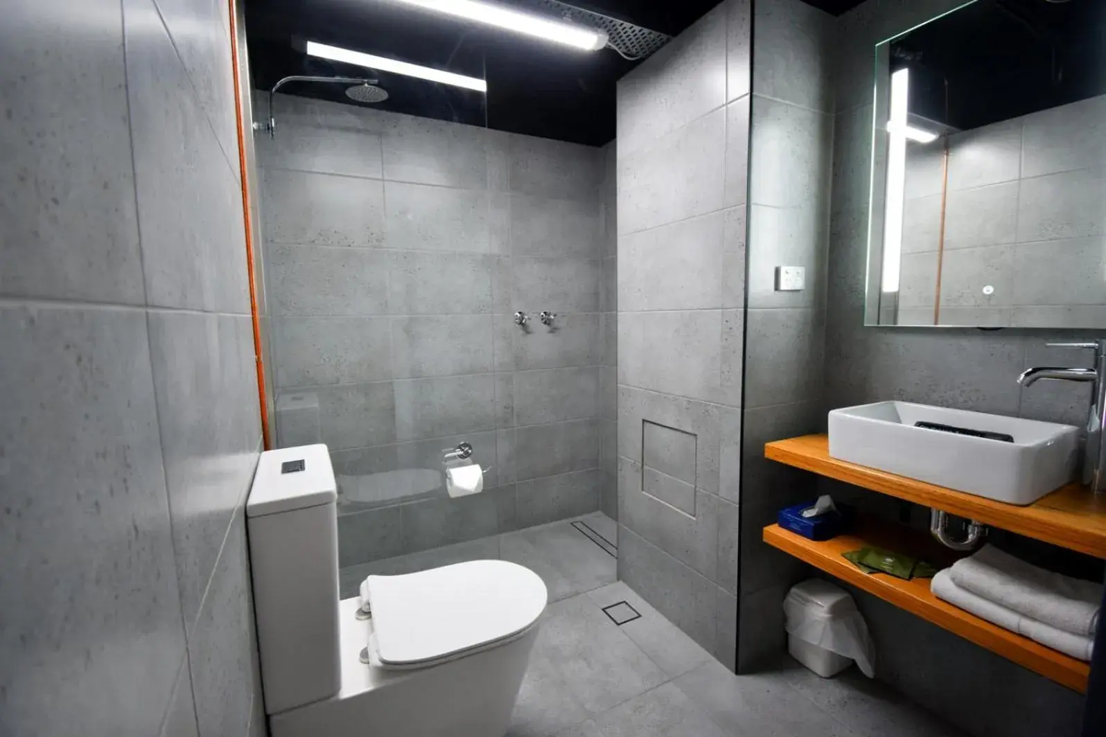 Deluxe Queen Room - Downstairs in Winsor Park Motor Inn Deluxe Queen Room - Downstairs in Winsor Park Motor Inn