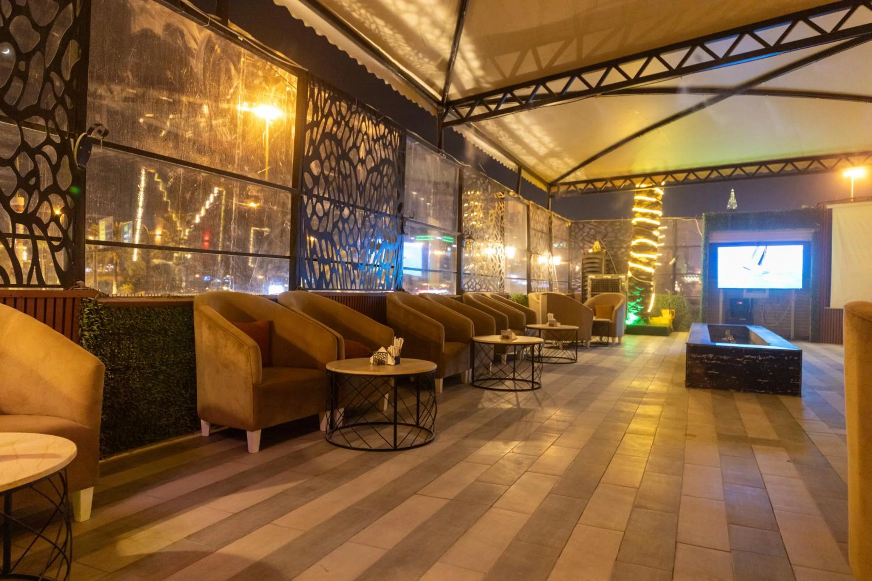 Evening entertainment in Burj Al Hayat Hotel Suites - Al Olaya