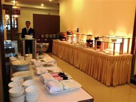 Restaurant/places to eat in Bat Dat Hotel