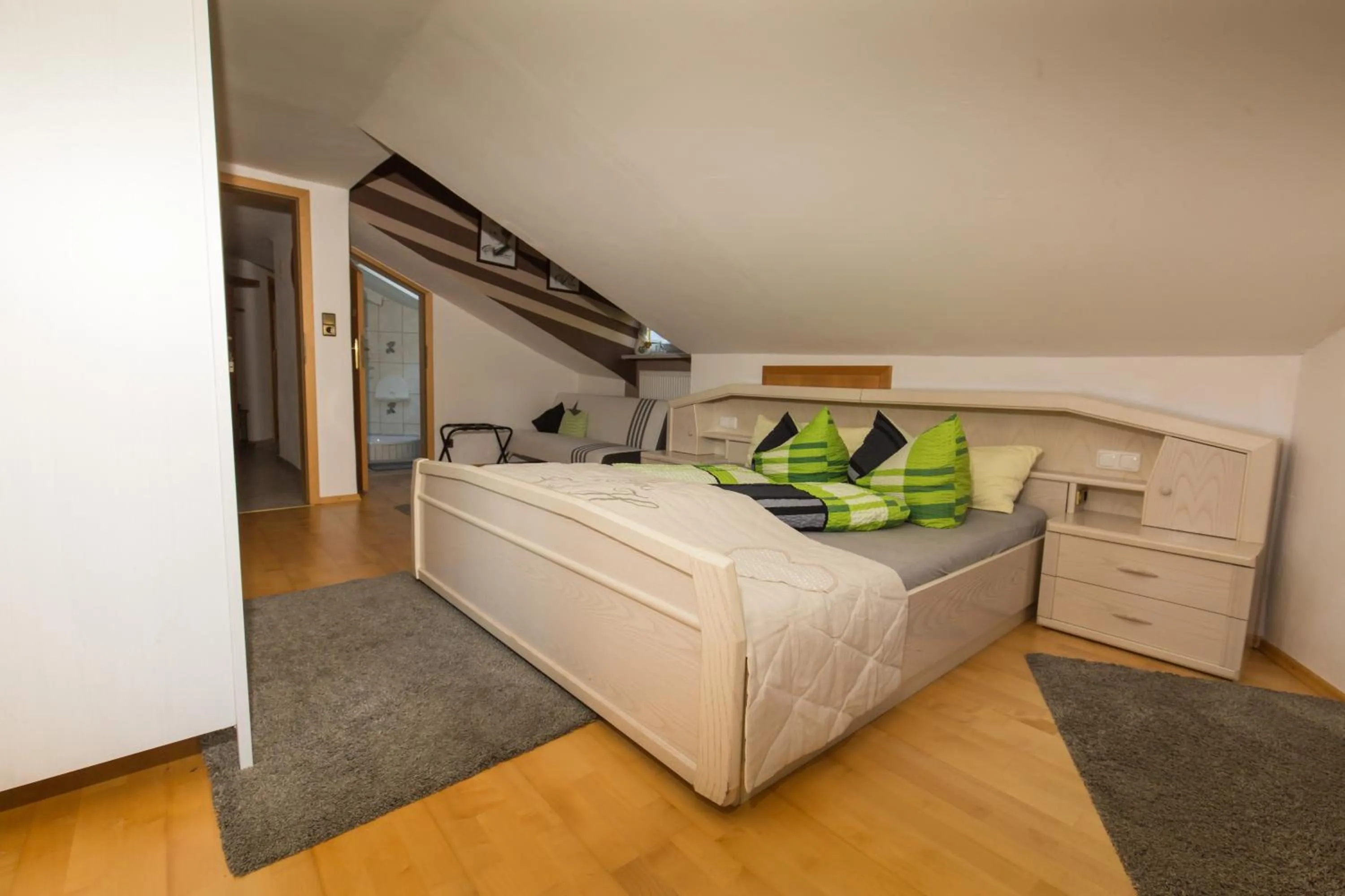 Bed in Frühstückspension Mayer-Schiller