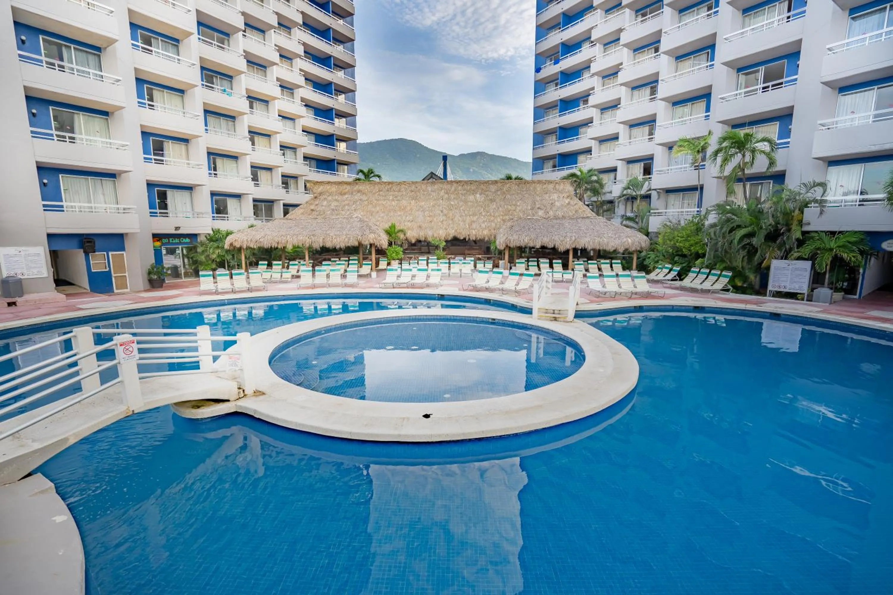 Swimming pool in Playa Suites Acapulco