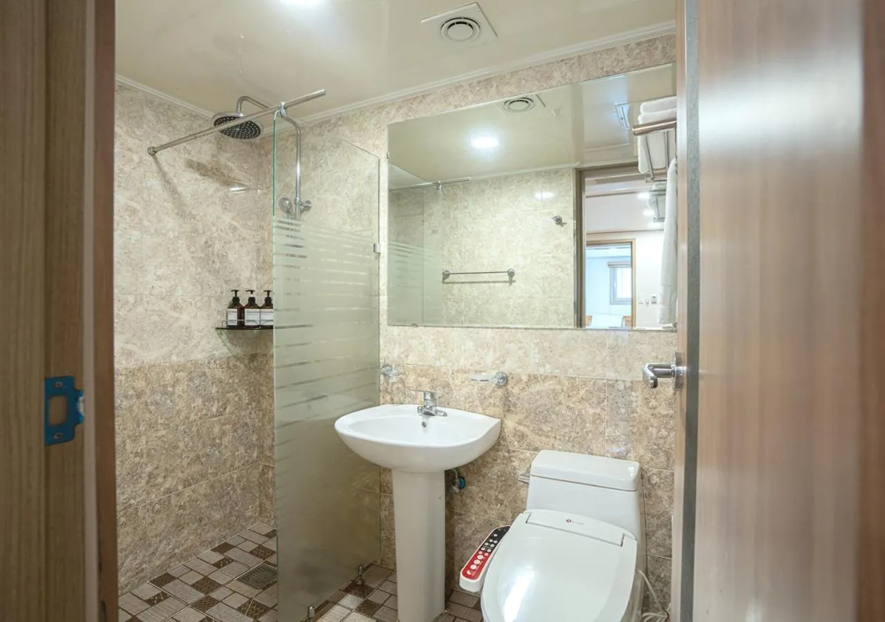 Bathroom in J2 Family Hotel