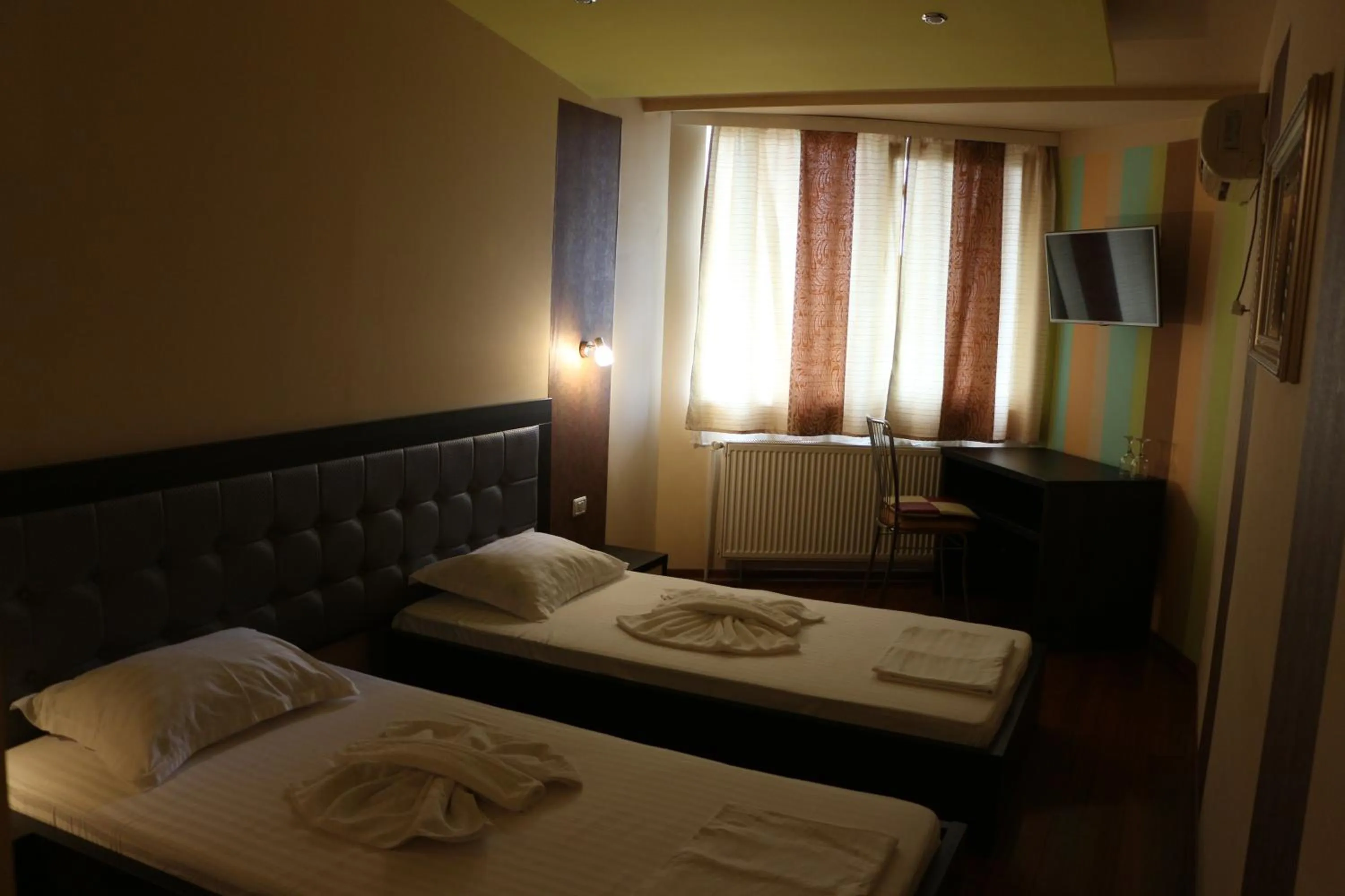 Photo of the whole room in Hotel Caras