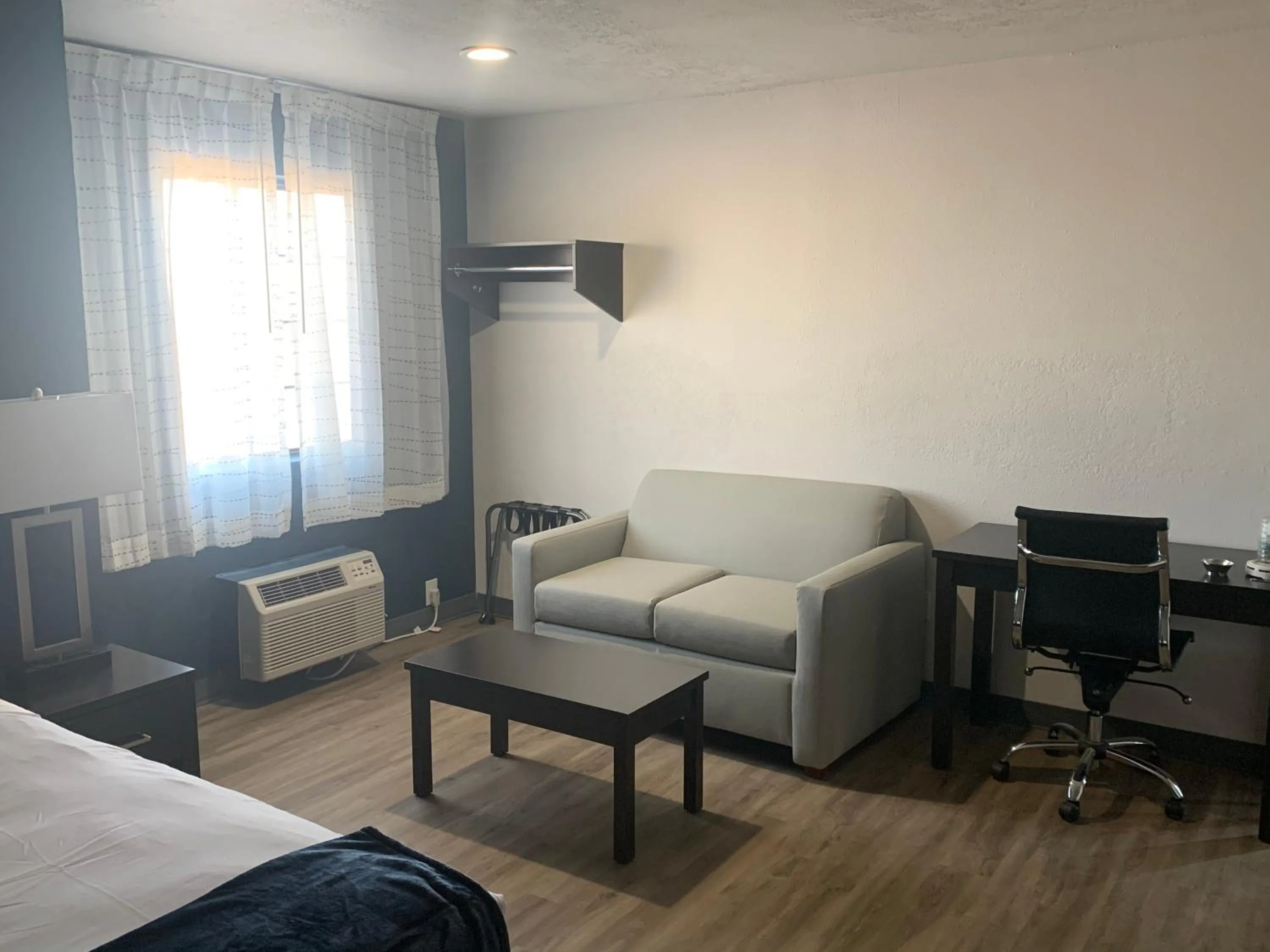 Seating area, Bed in GreenTree Inn of Holbrook, AZ