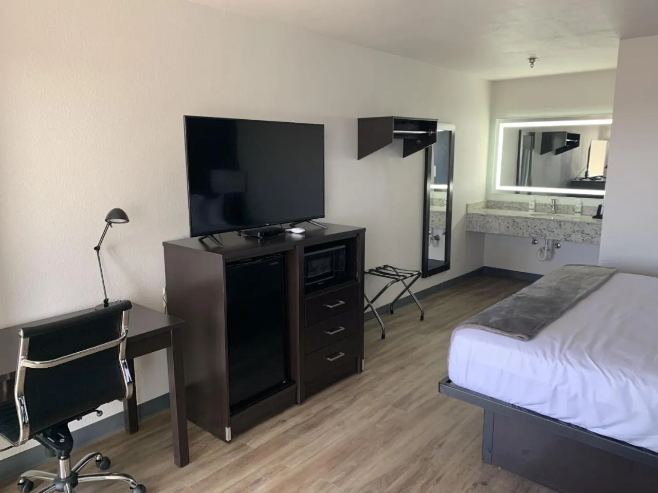 TV and multimedia, Bed in GreenTree Inn of Holbrook, AZ